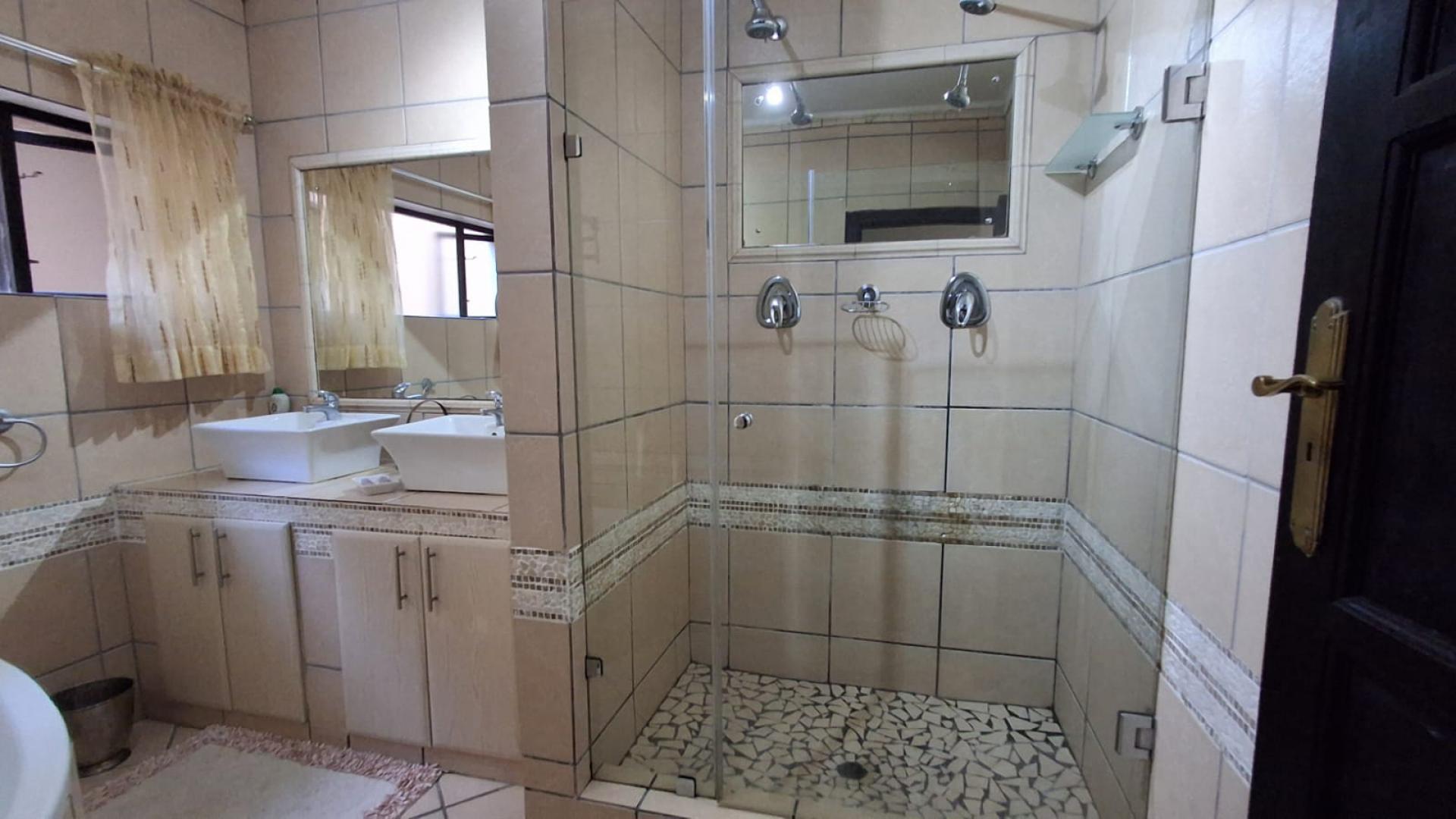 Bathroom 3+ of property in Uvongo