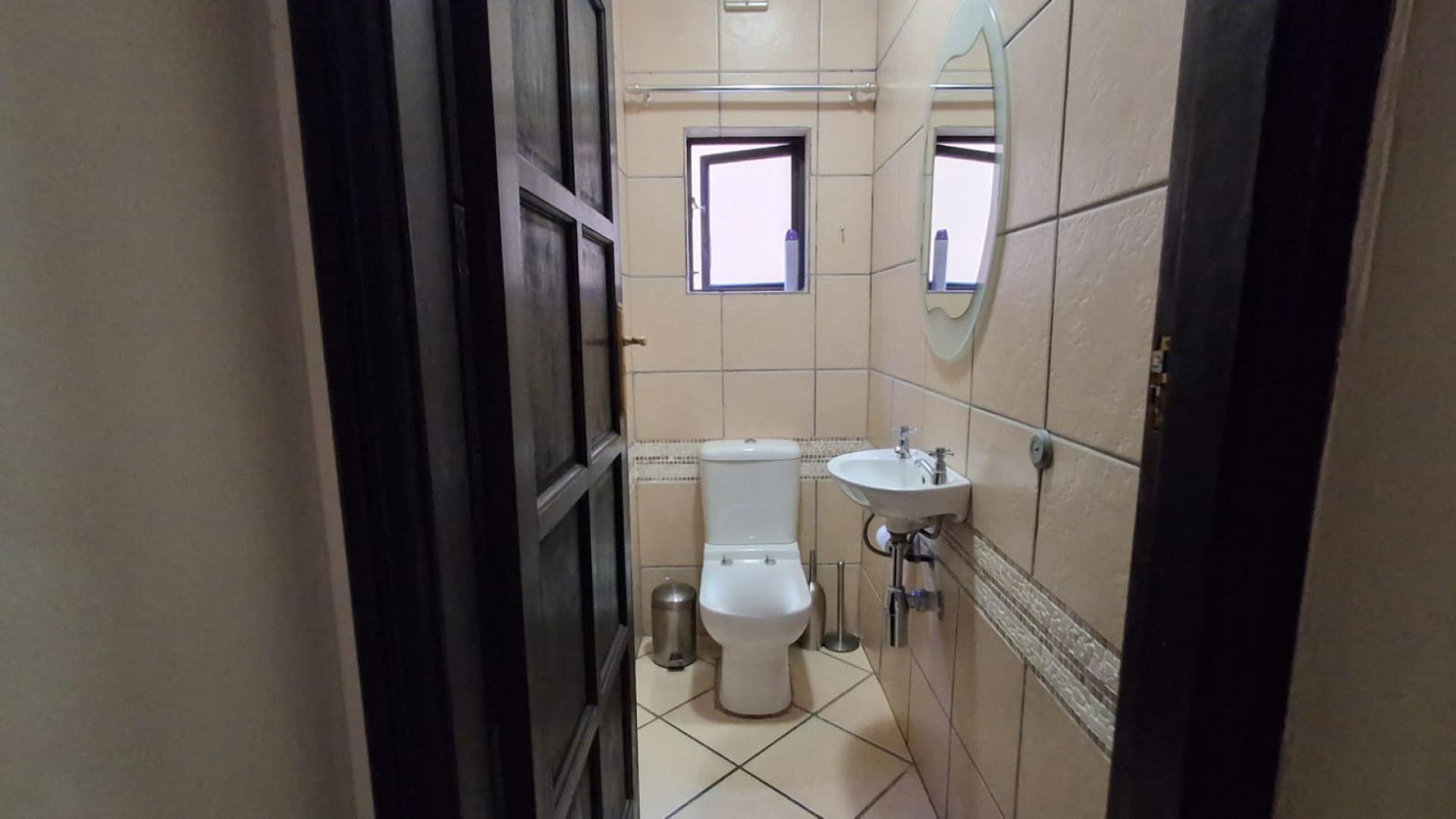 Bathroom 3+ of property in Uvongo