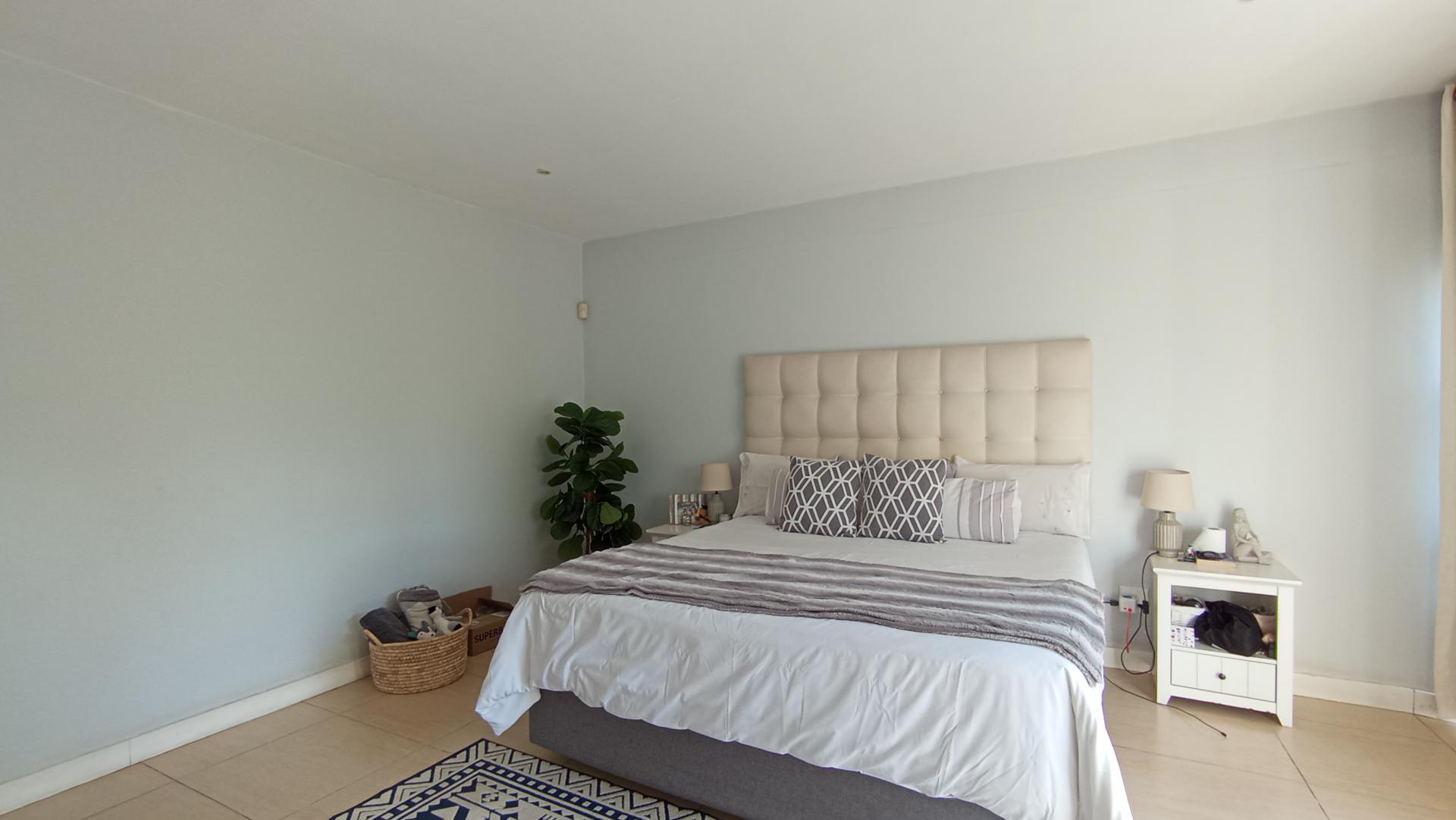 Main Bedroom - 49 square meters of property in Oaklands - JHB