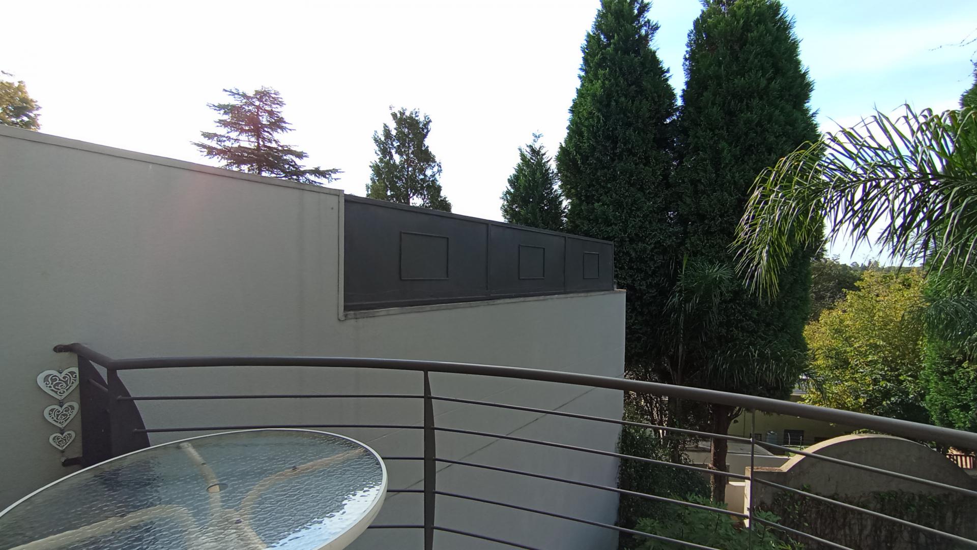 Balcony - 9 square meters of property in Oaklands - JHB