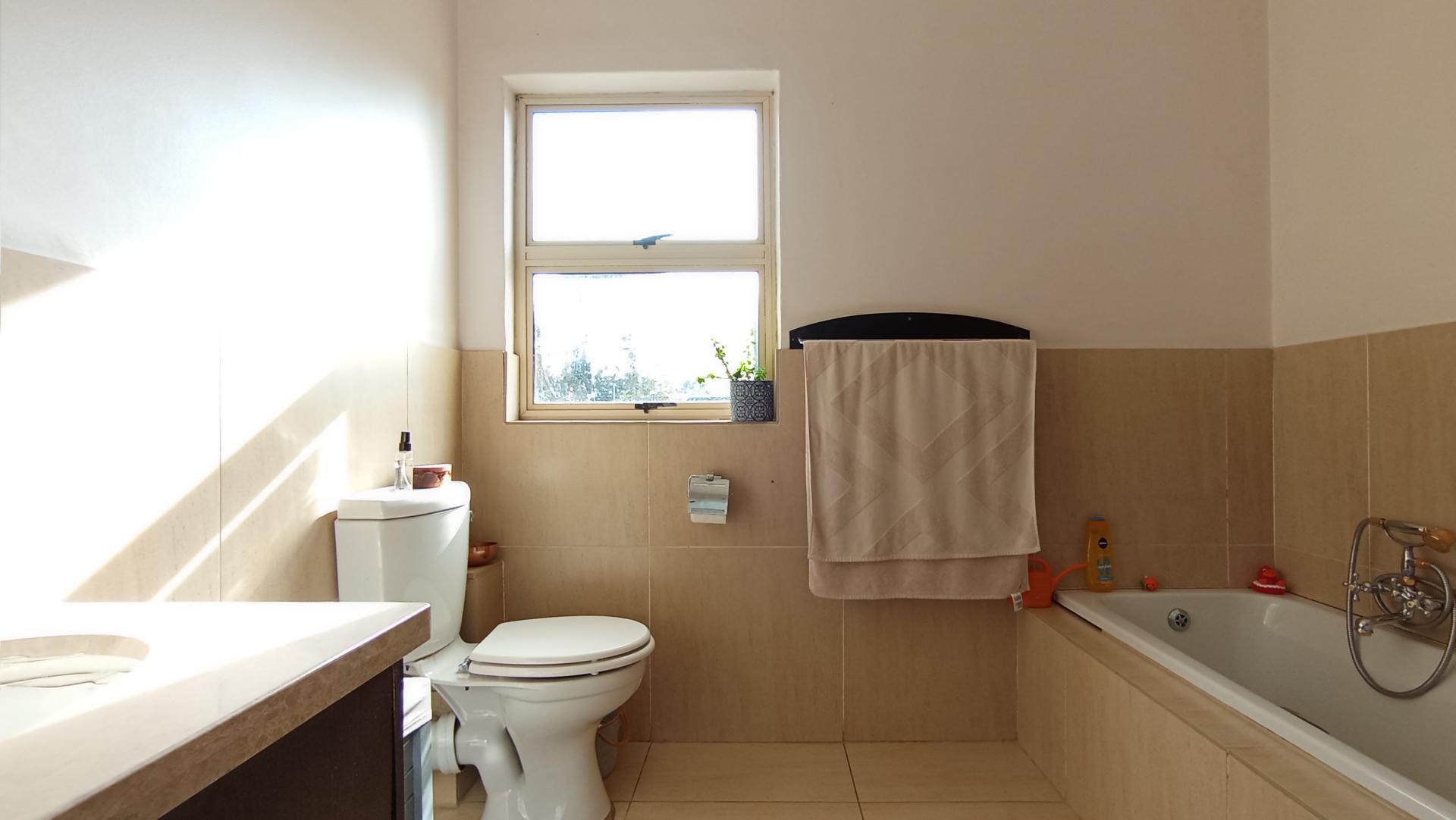 Main Bathroom - 10 square meters of property in Oaklands - JHB