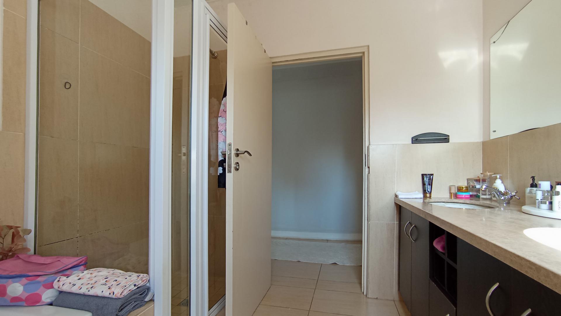 Main Bathroom - 10 square meters of property in Oaklands - JHB