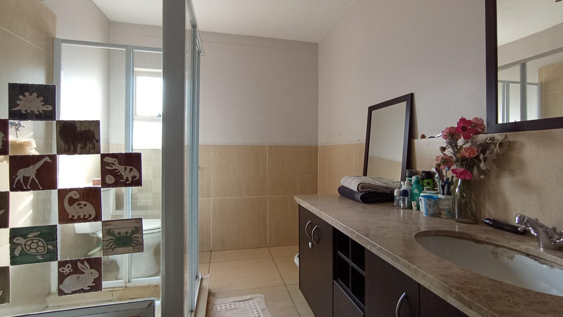 Bathroom 2 - 9 square meters of property in Oaklands - JHB