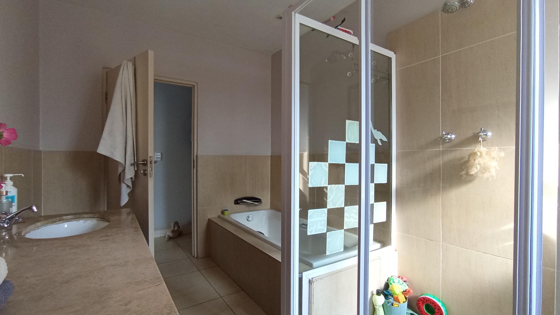 Bathroom 2 - 9 square meters of property in Oaklands - JHB