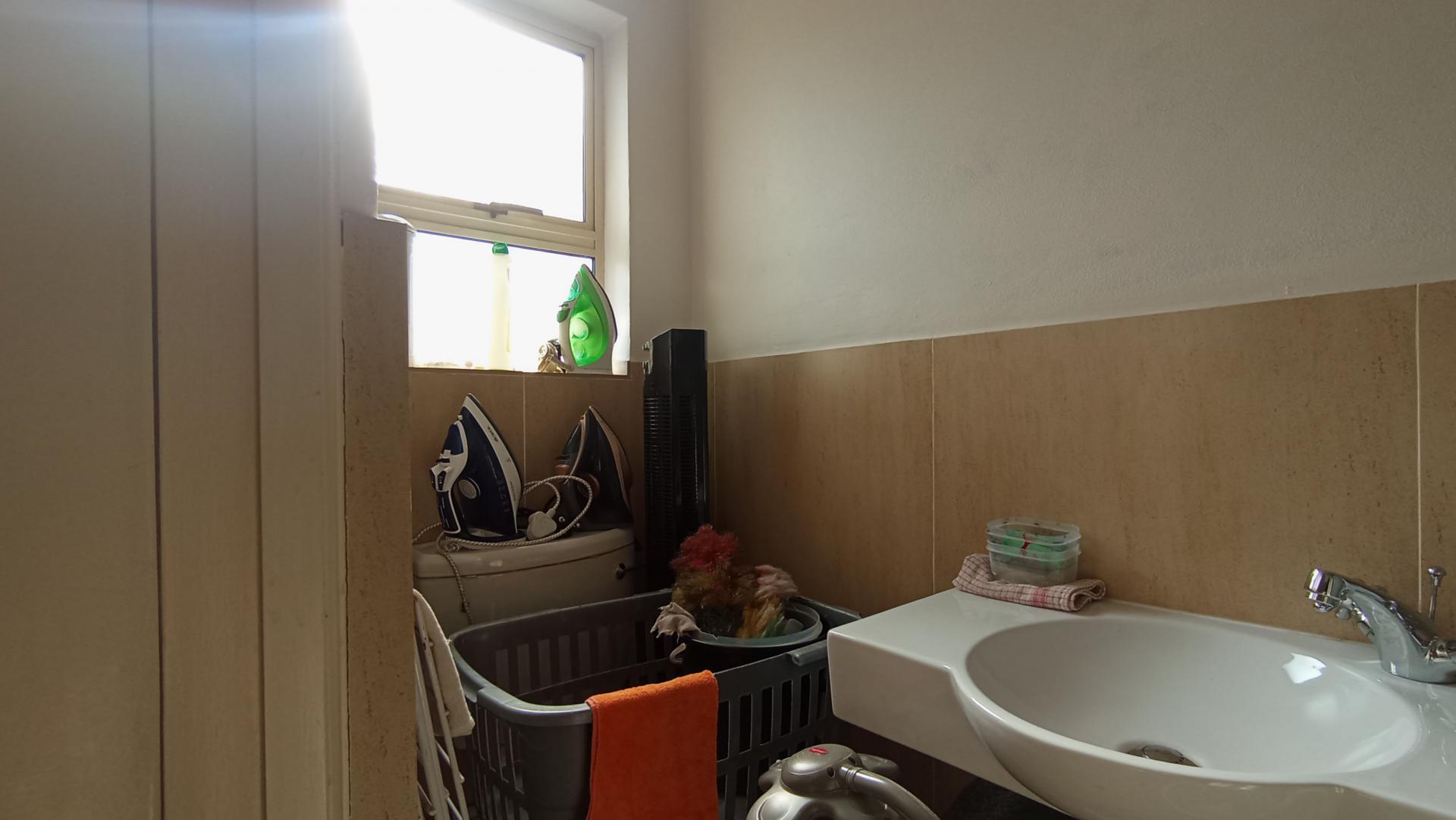 Bathroom 1 - 3 square meters of property in Oaklands - JHB