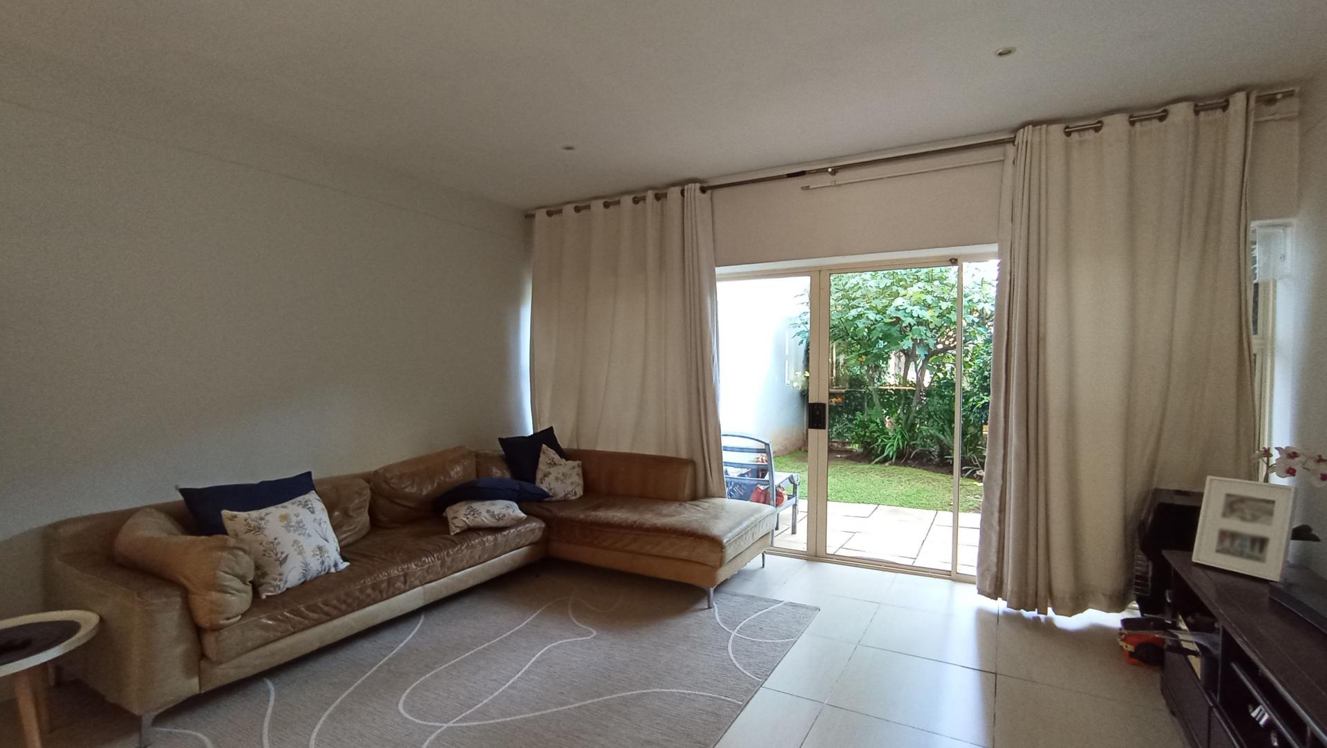 Lounges - 22 square meters of property in Oaklands - JHB