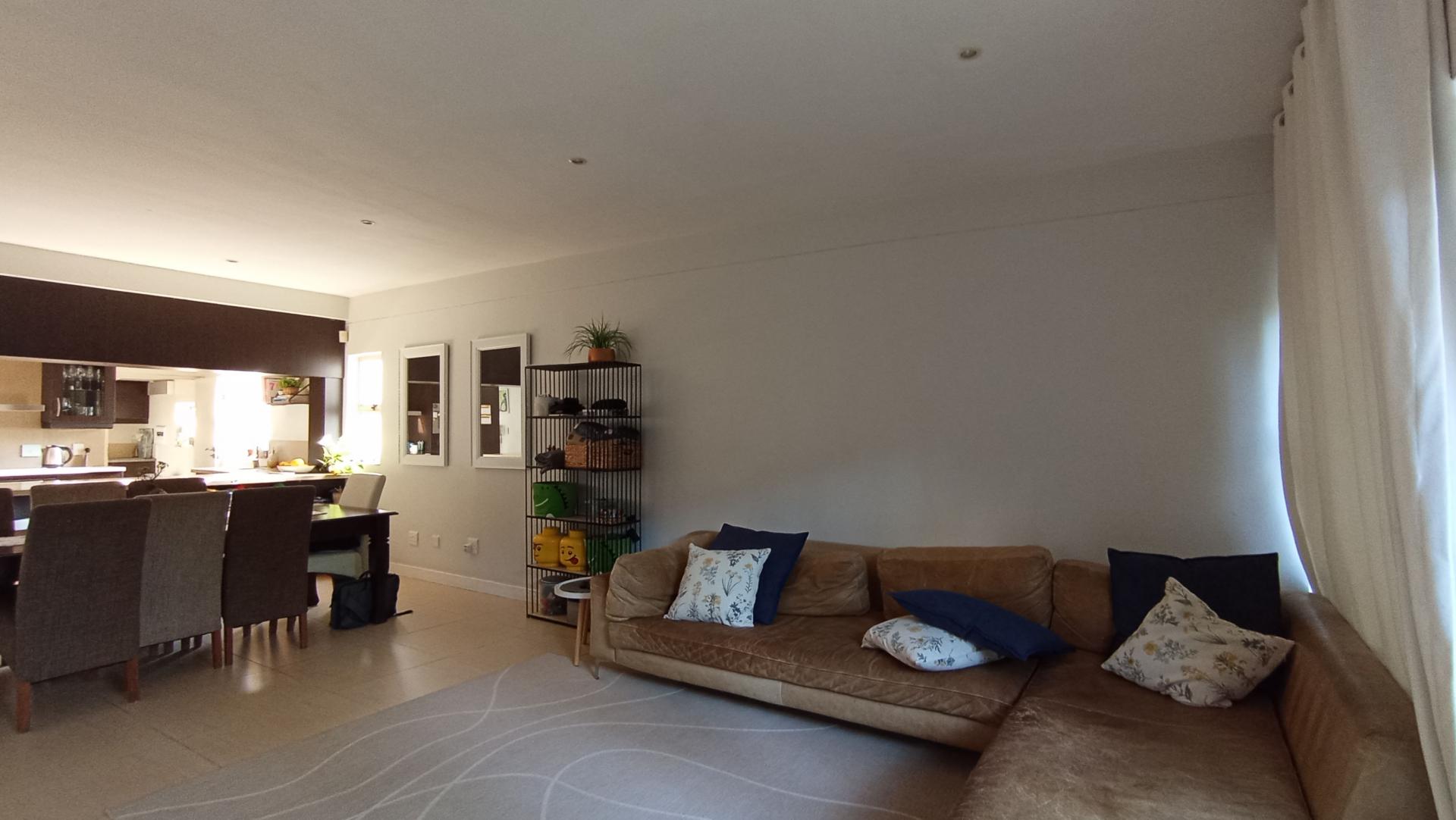 Lounges - 22 square meters of property in Oaklands - JHB