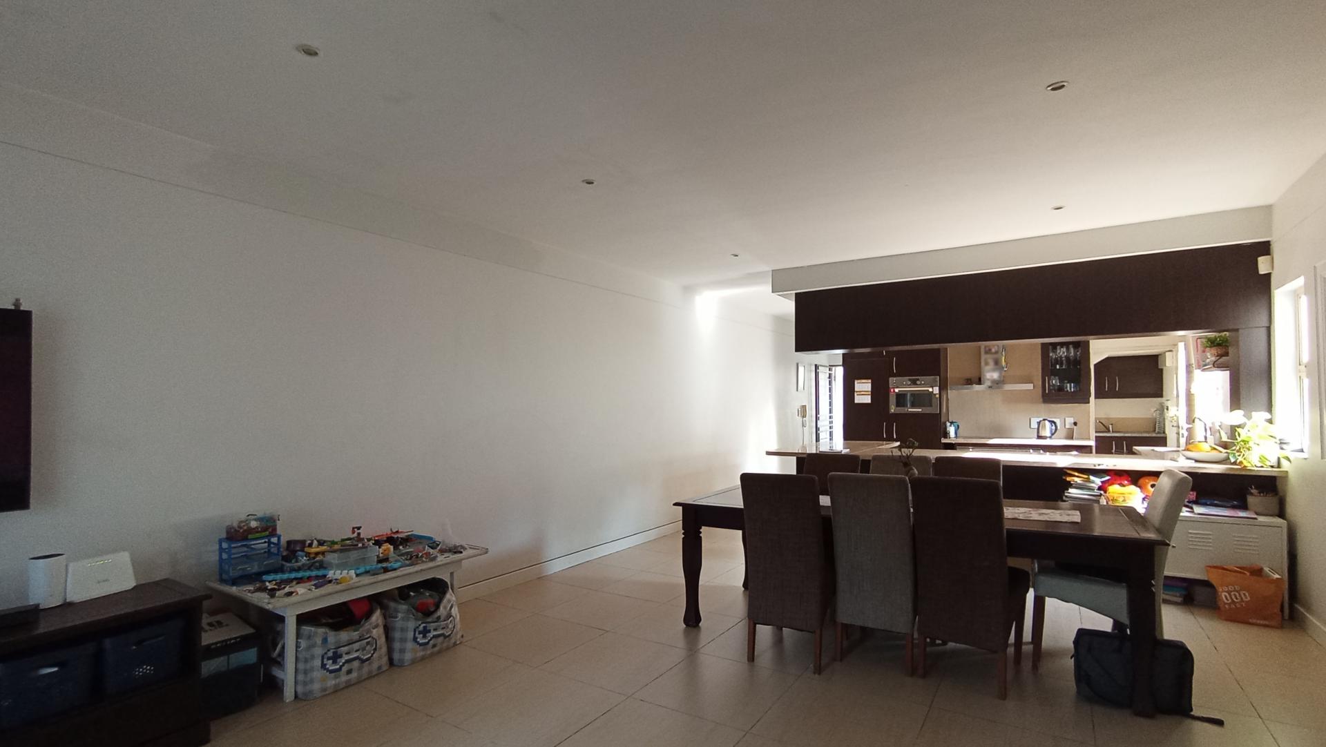 Lounges - 22 square meters of property in Oaklands - JHB