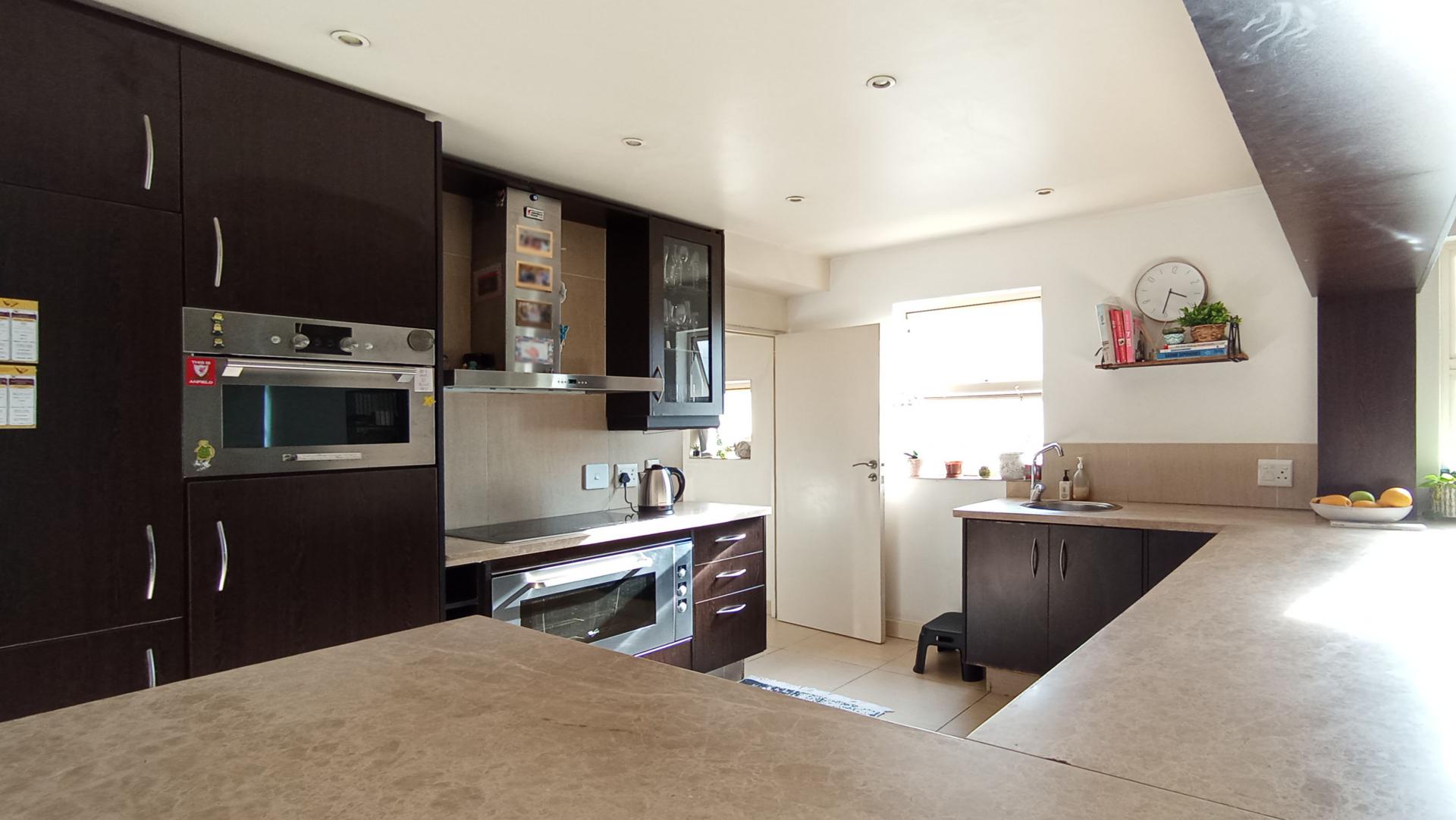 Kitchen - 14 square meters of property in Oaklands - JHB