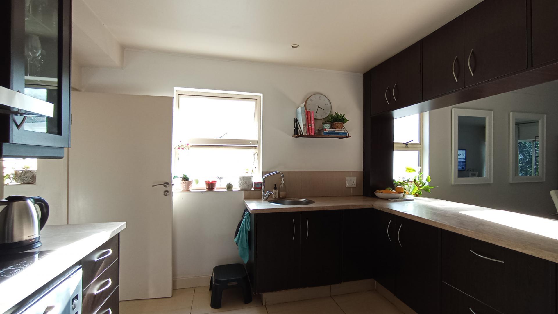 Kitchen - 14 square meters of property in Oaklands - JHB