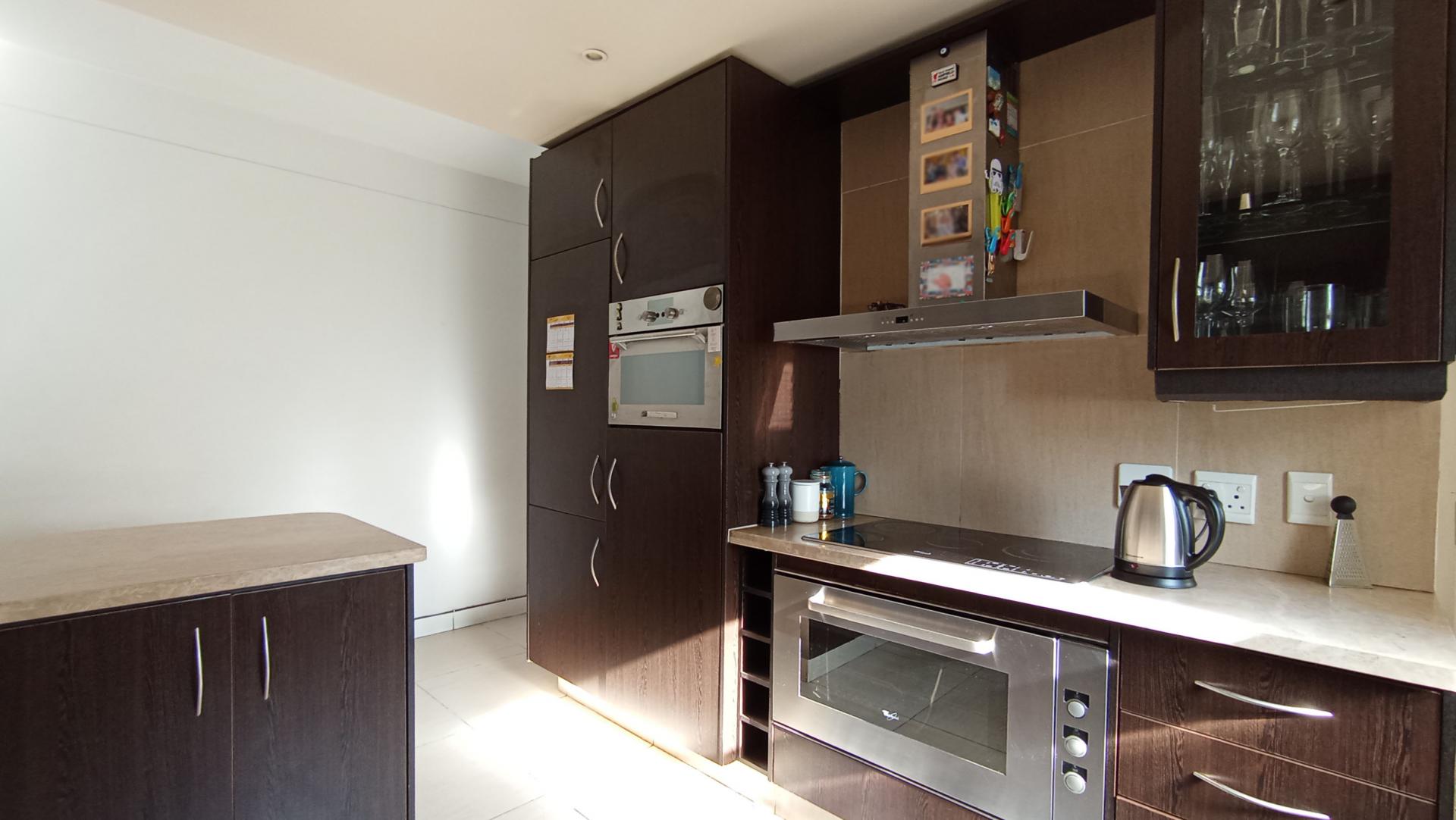 Kitchen - 14 square meters of property in Oaklands - JHB