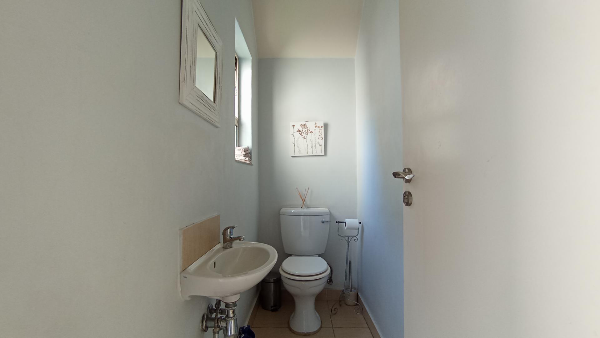 Guest Toilet - 3 square meters of property in Oaklands - JHB