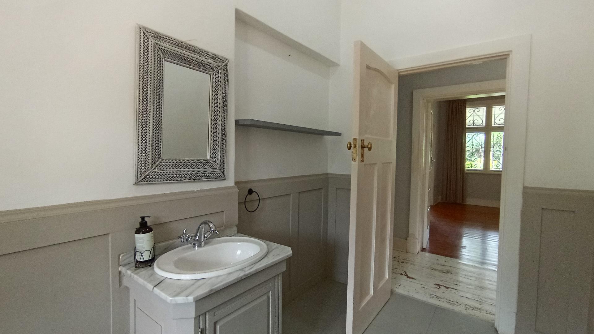 Guest Toilet - 10 square meters of property in Pietermaritzburg (KZN)