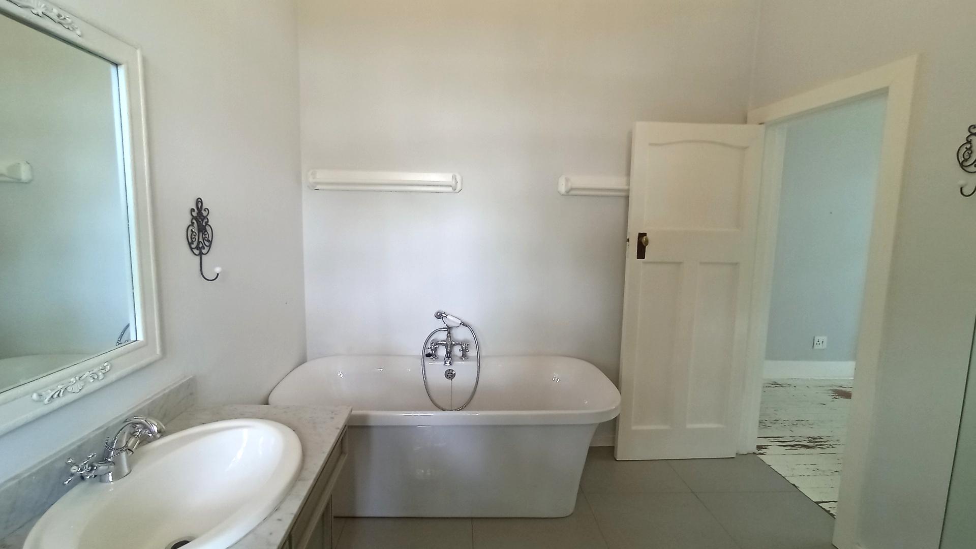 Main Bathroom - 13 square meters of property in Pietermaritzburg (KZN)