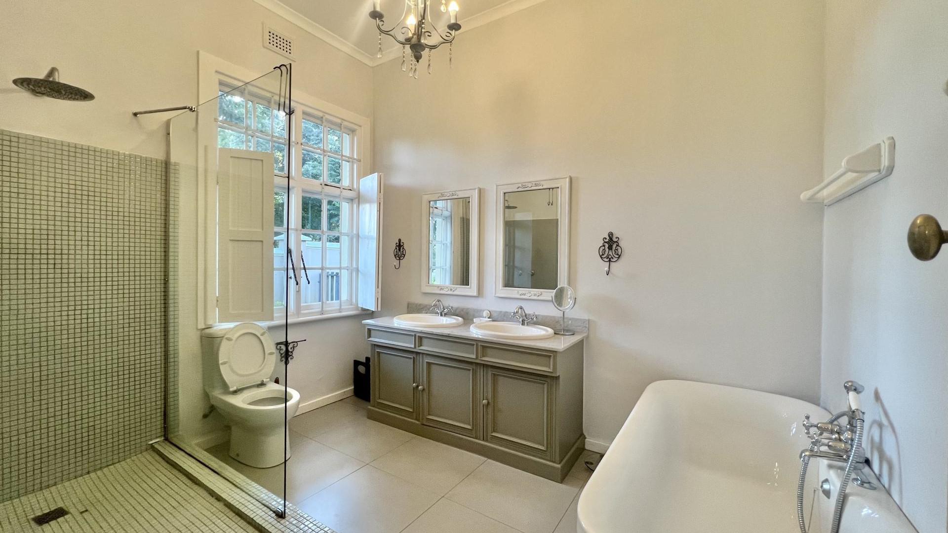 Main Bathroom - 13 square meters of property in Pietermaritzburg (KZN)