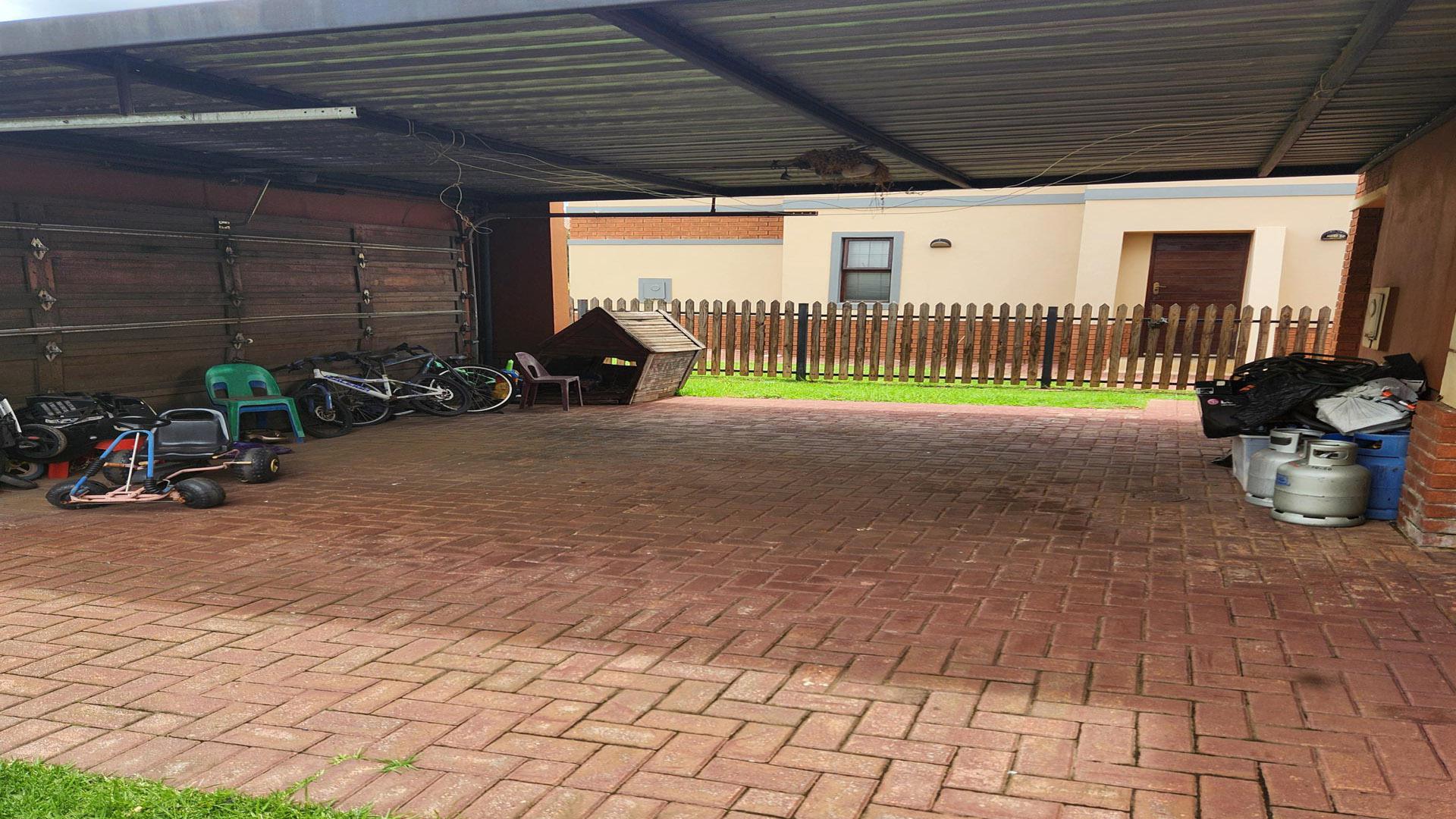 Garage of property in Albertsdal