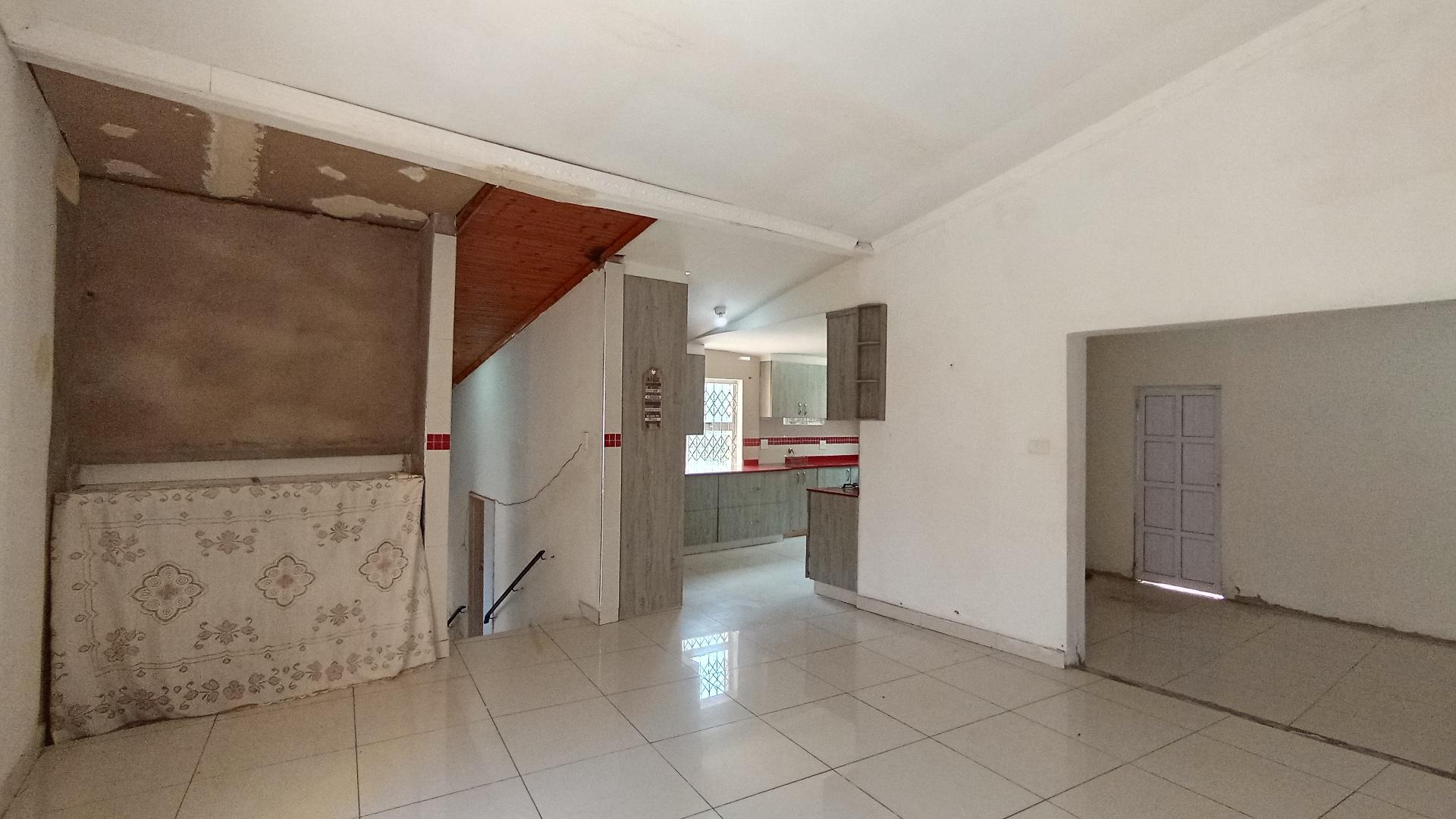 Dining Room - 23 square meters of property in Silverglen