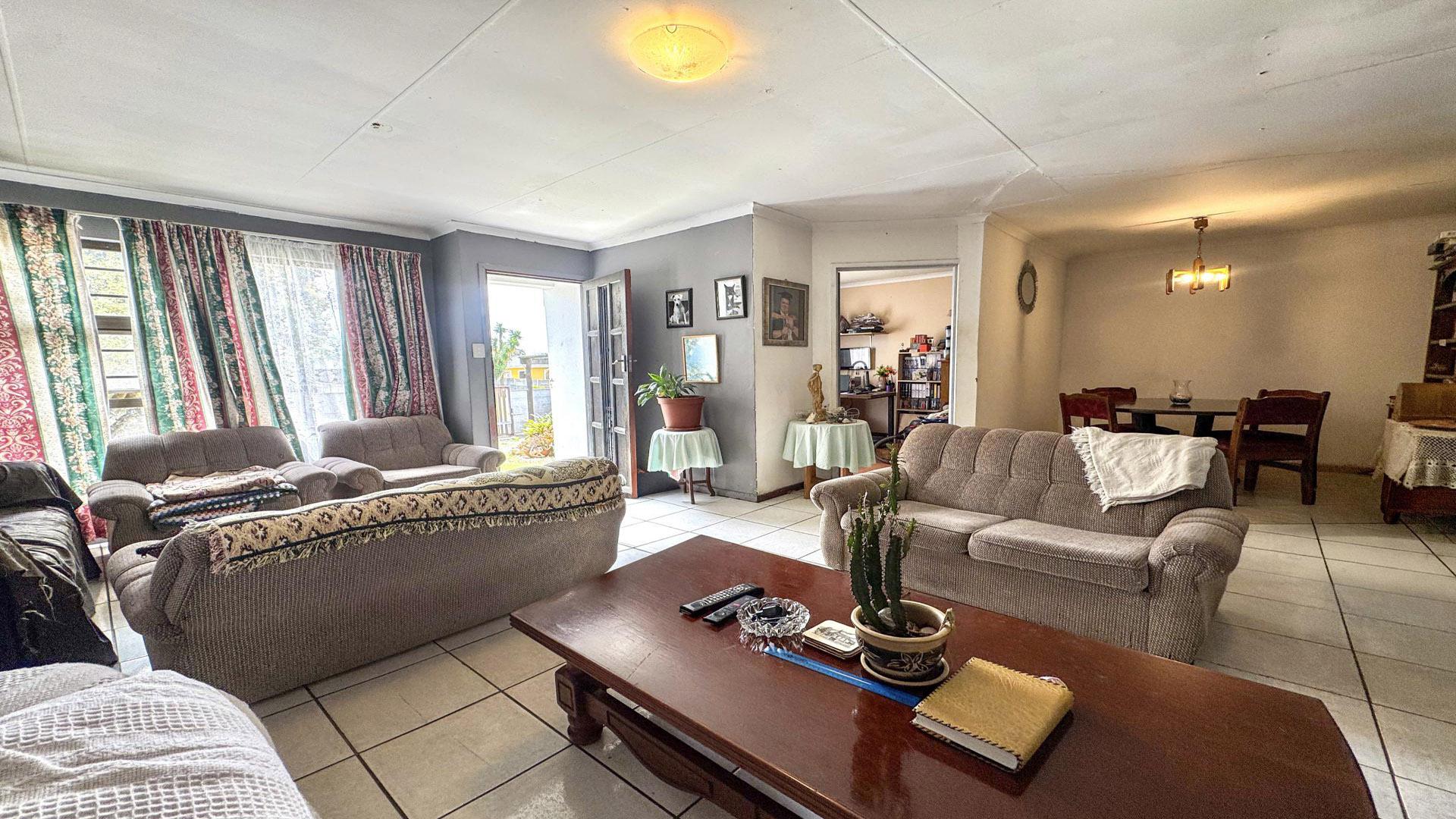 Lounges of property in Hunters Retreat