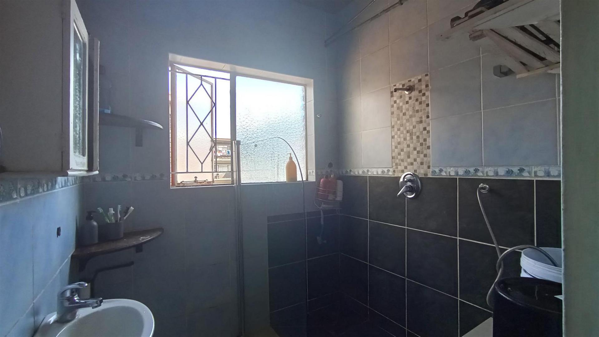 Bathroom 1 - 8 square meters of property in Dalview