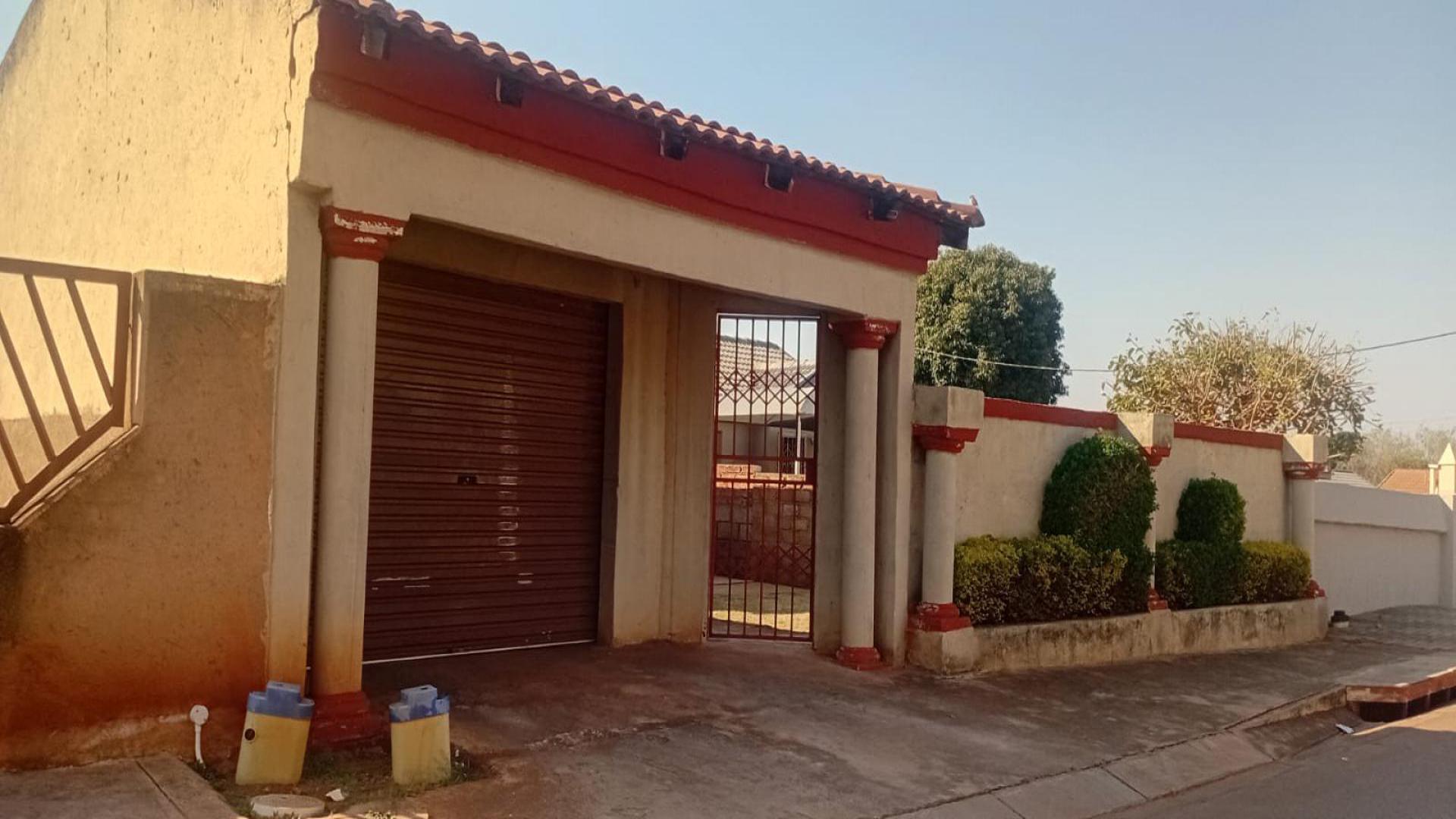 Front View of property in Soshanguve