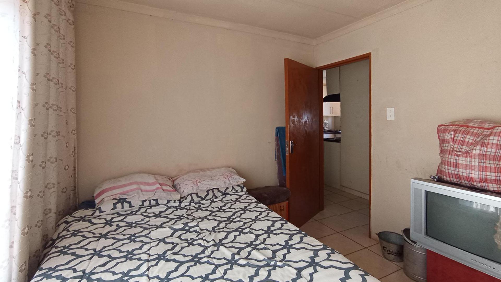 Bed Room 1 - 16 square meters of property in Soshanguve