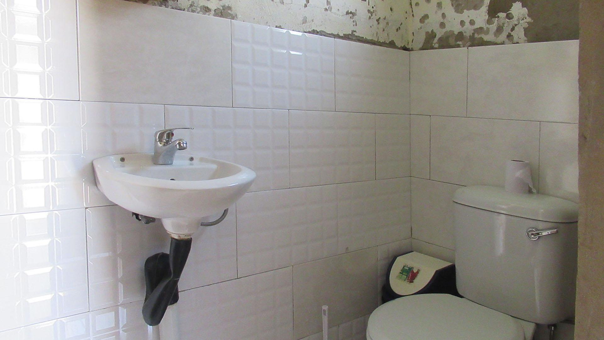 Bathroom 1 - 2 square meters of property in Hamberg