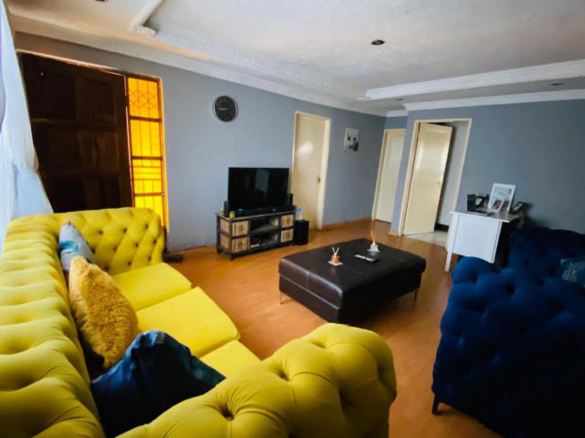 Lounges - 24 square meters of property in Mapetla