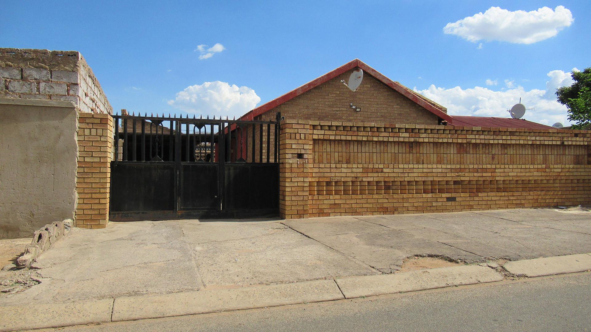 Front View of property in Dobsonville