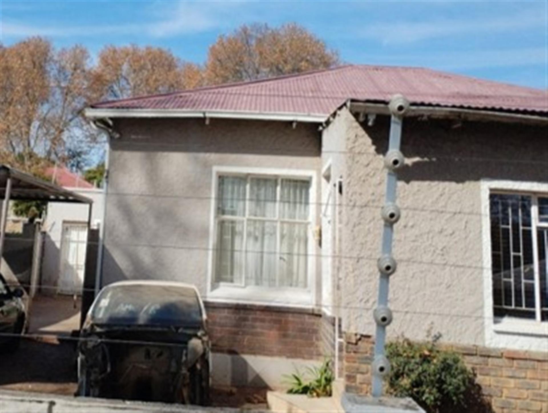 Front View of property in Bezuidenhout Valley