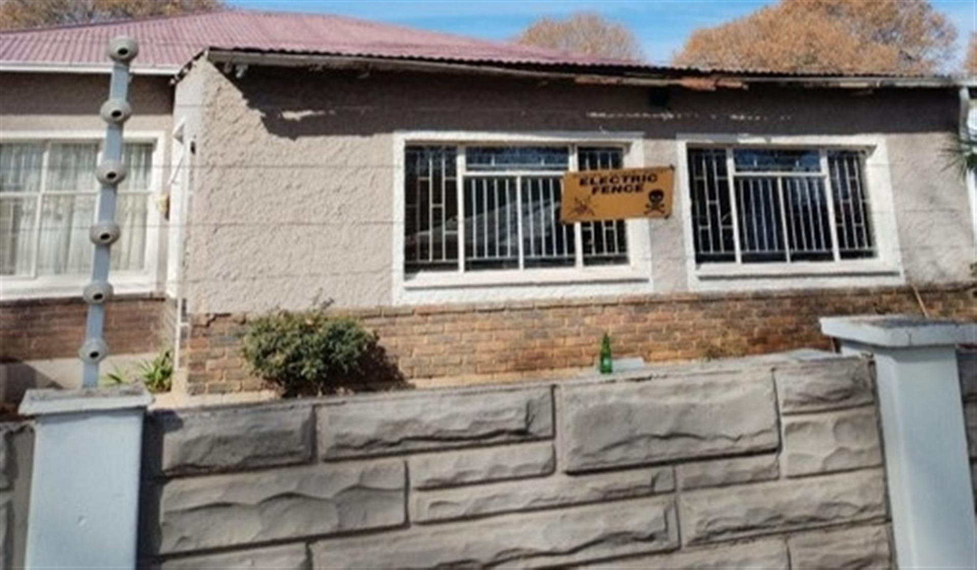 Front View of property in Bezuidenhout Valley