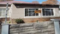 Front View of property in Bezuidenhout Valley