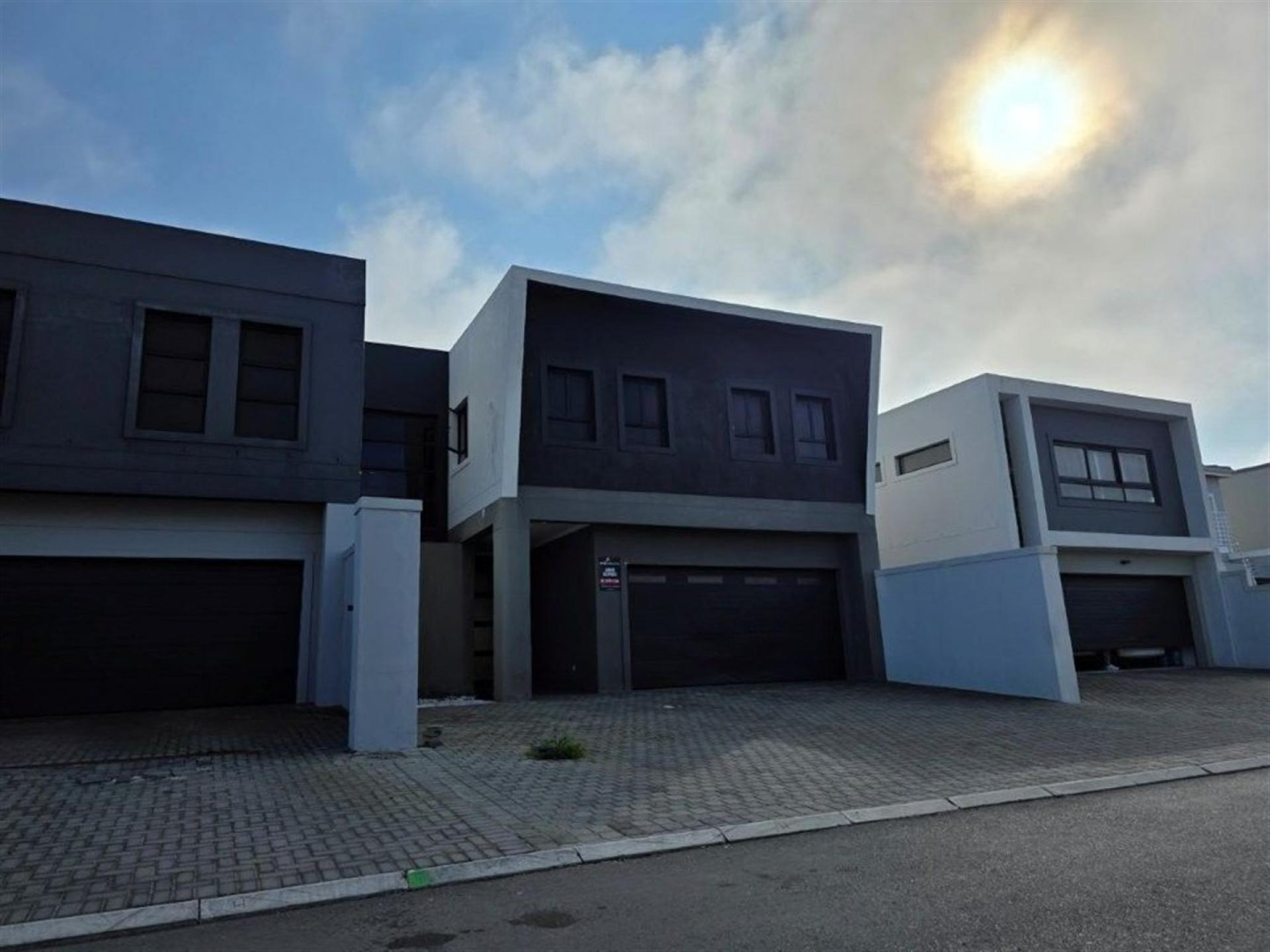 Front View of property in Bloubergstrand