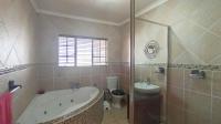 Main Bathroom - 9 square meters of property in Ravenswood