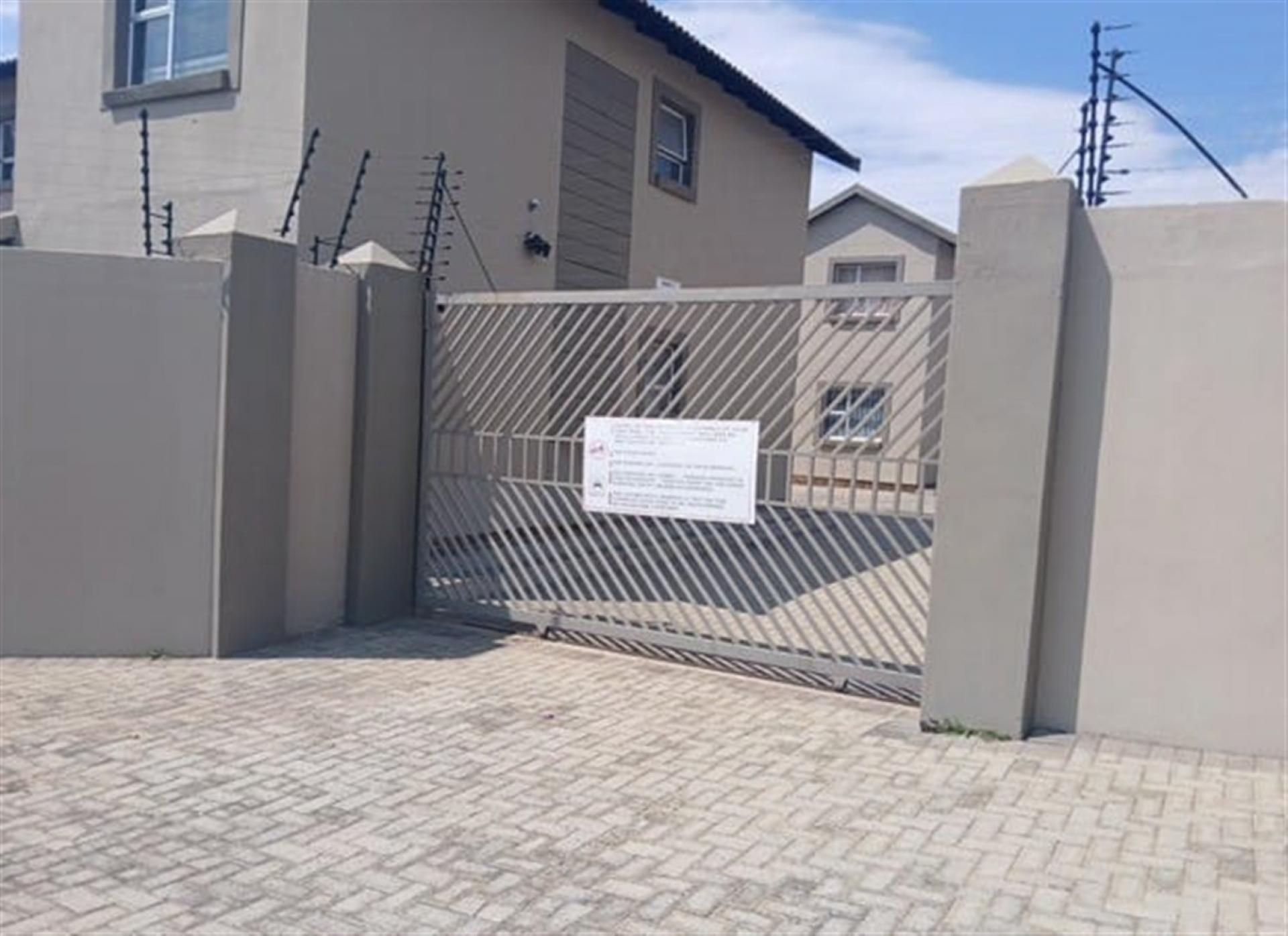 Front View of property in Ivy Park