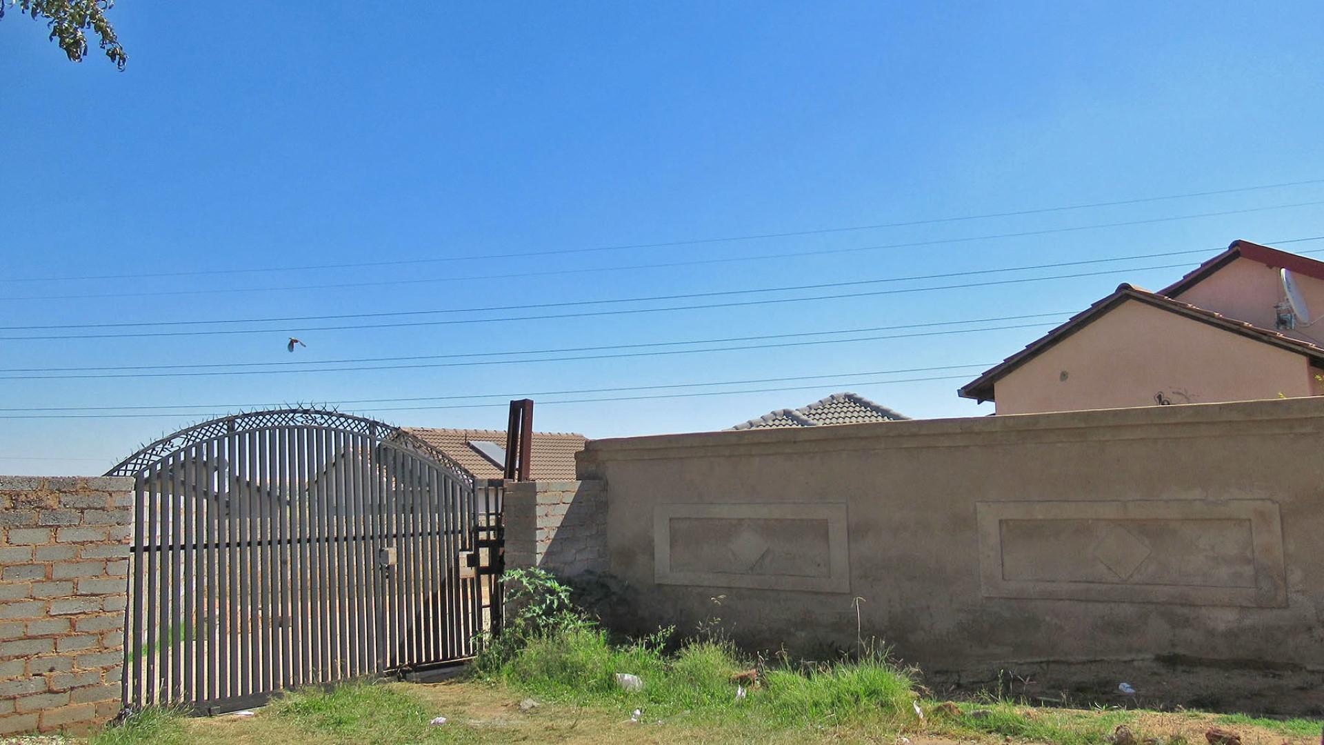 Front View of property in Bram Fischerville