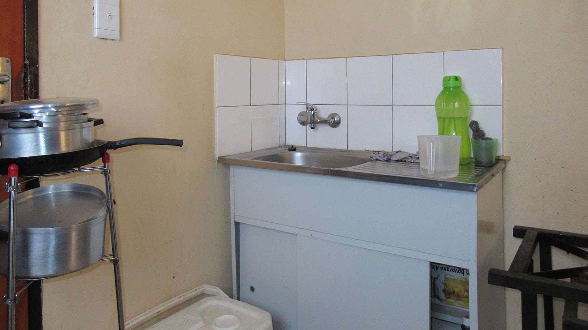 Kitchen - 5 square meters of property in Bram Fischerville