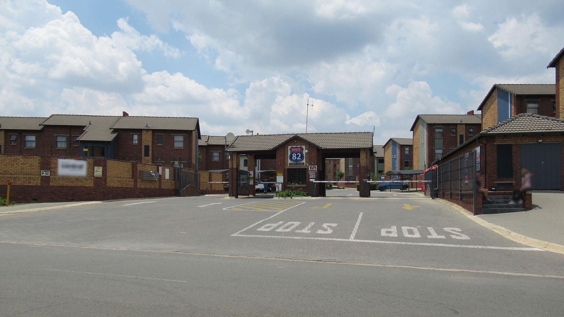 Front View of property in Alveda