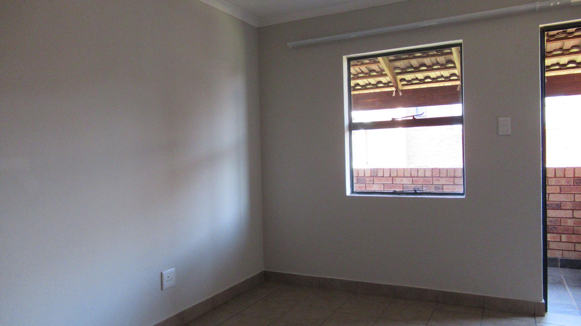 Lounges - 14 square meters of property in Alveda