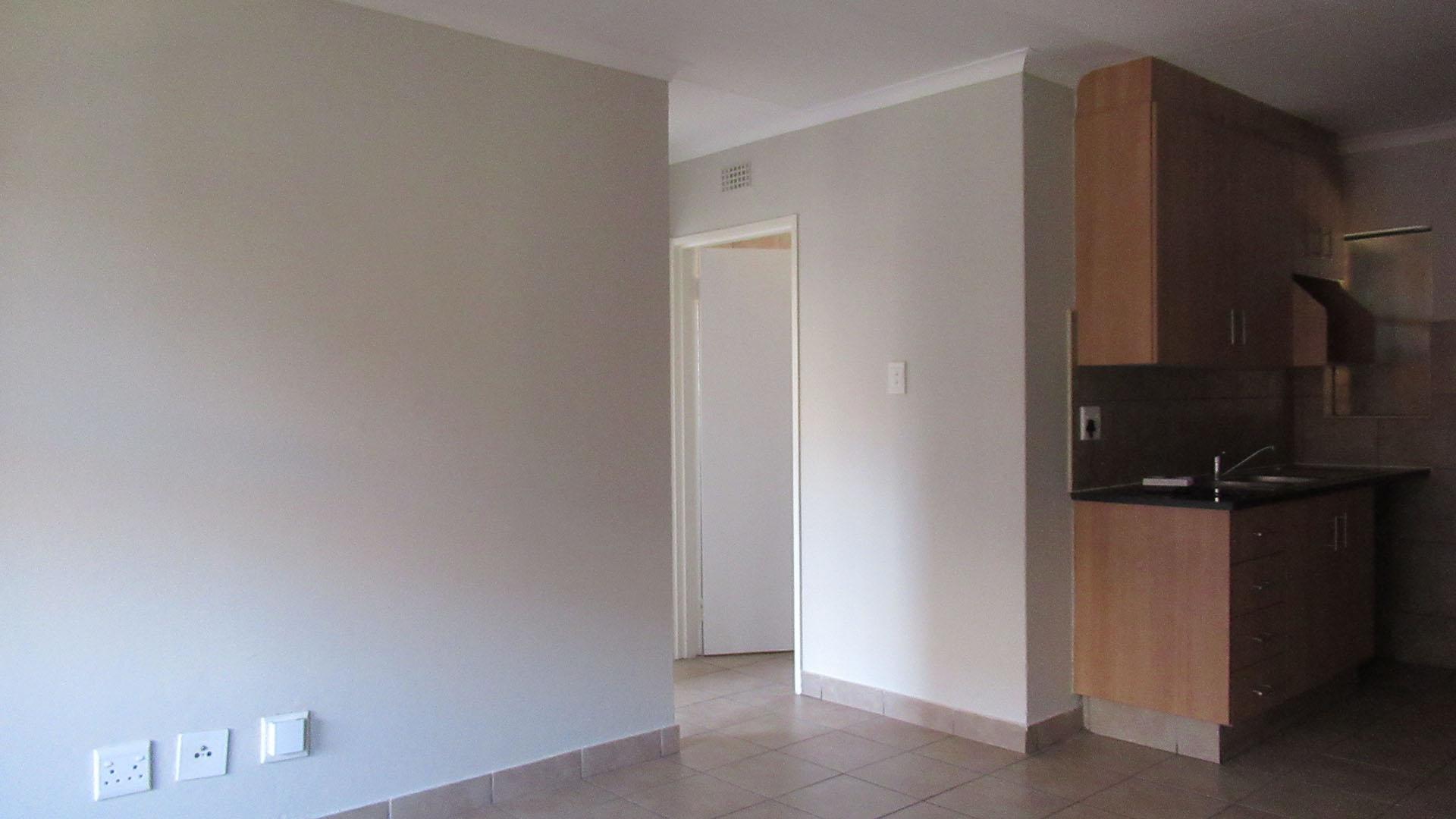 Lounges - 14 square meters of property in Alveda