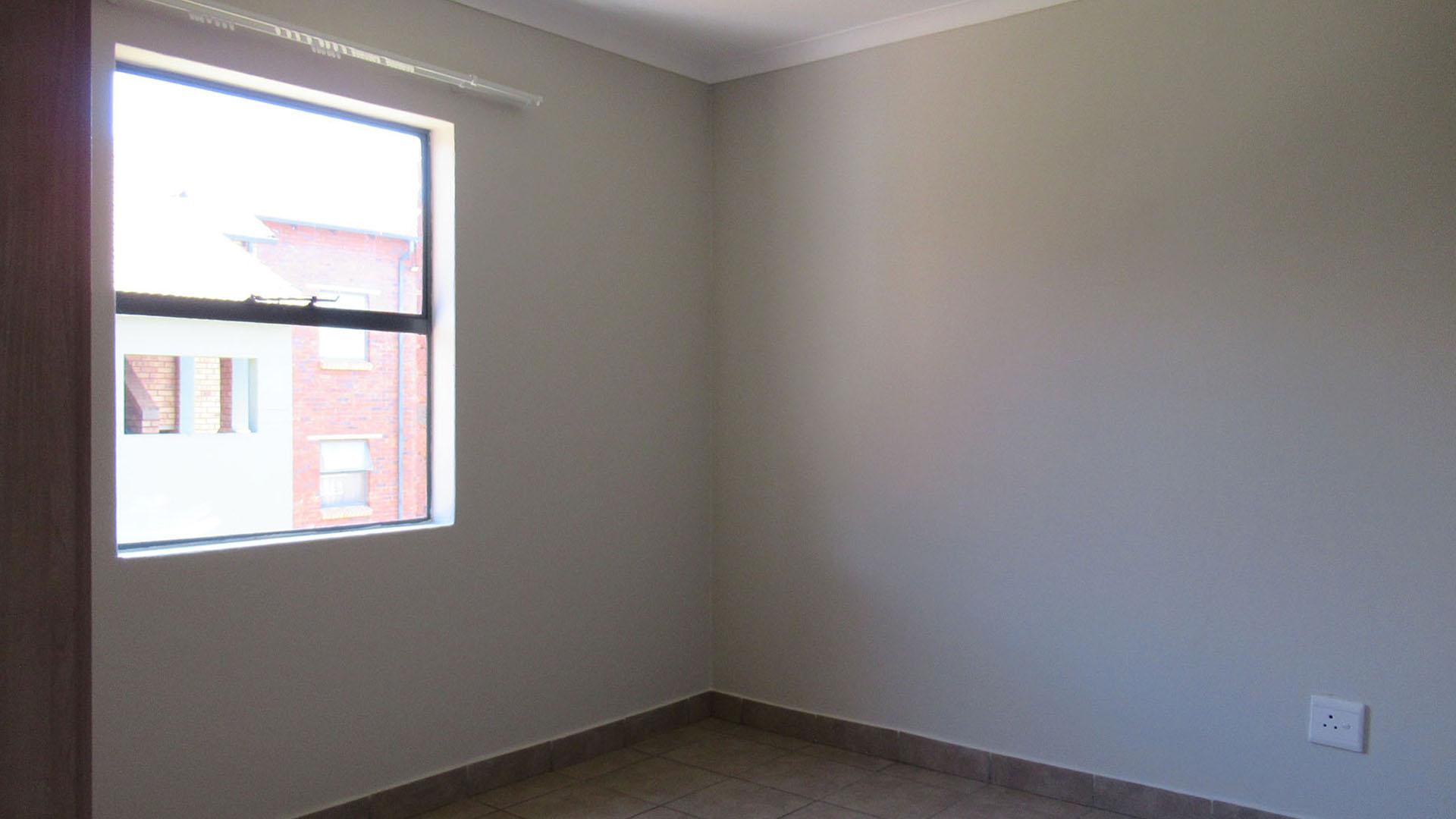 Bed Room 1 - 10 square meters of property in Alveda