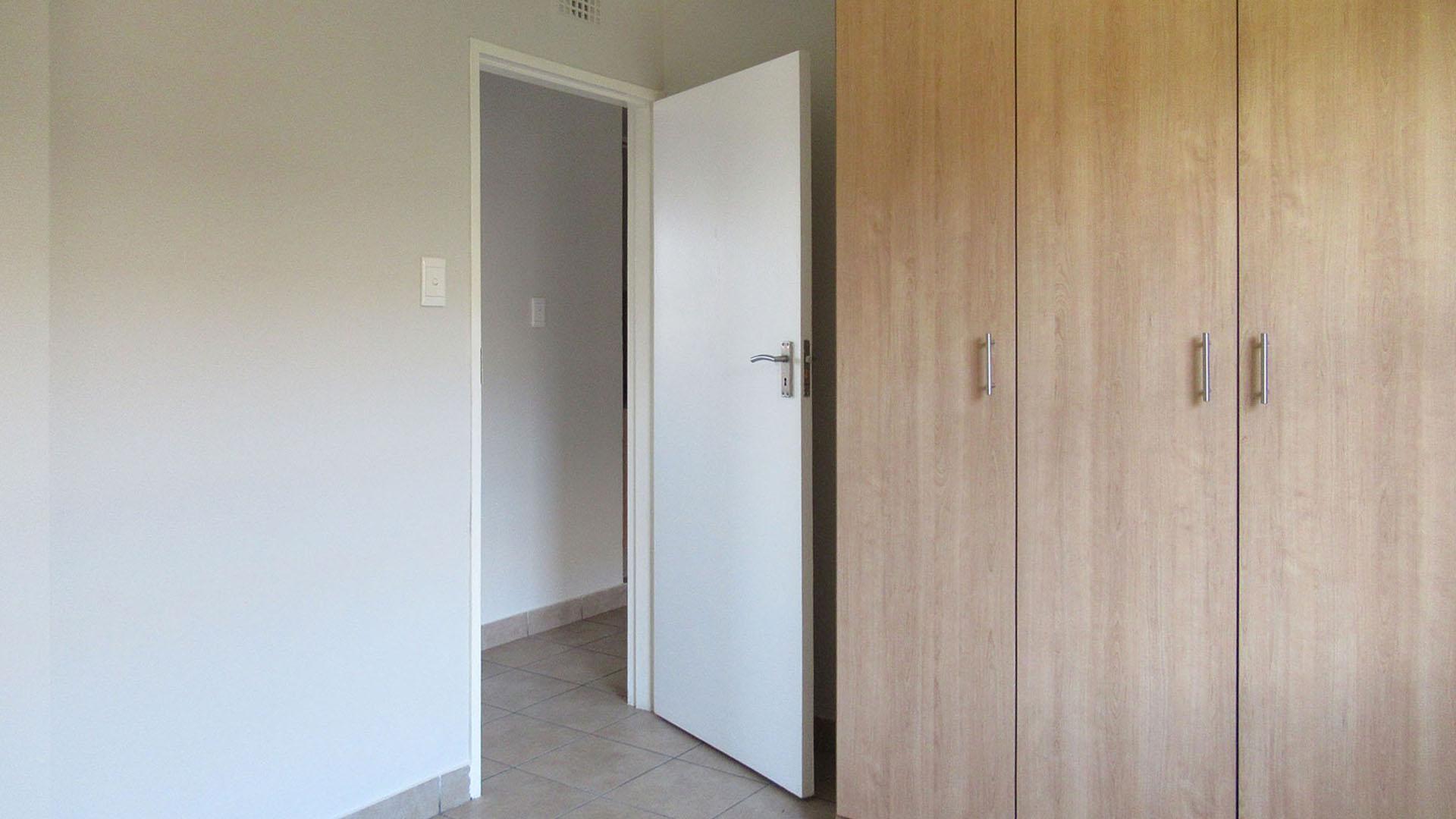 Bed Room 1 - 10 square meters of property in Alveda