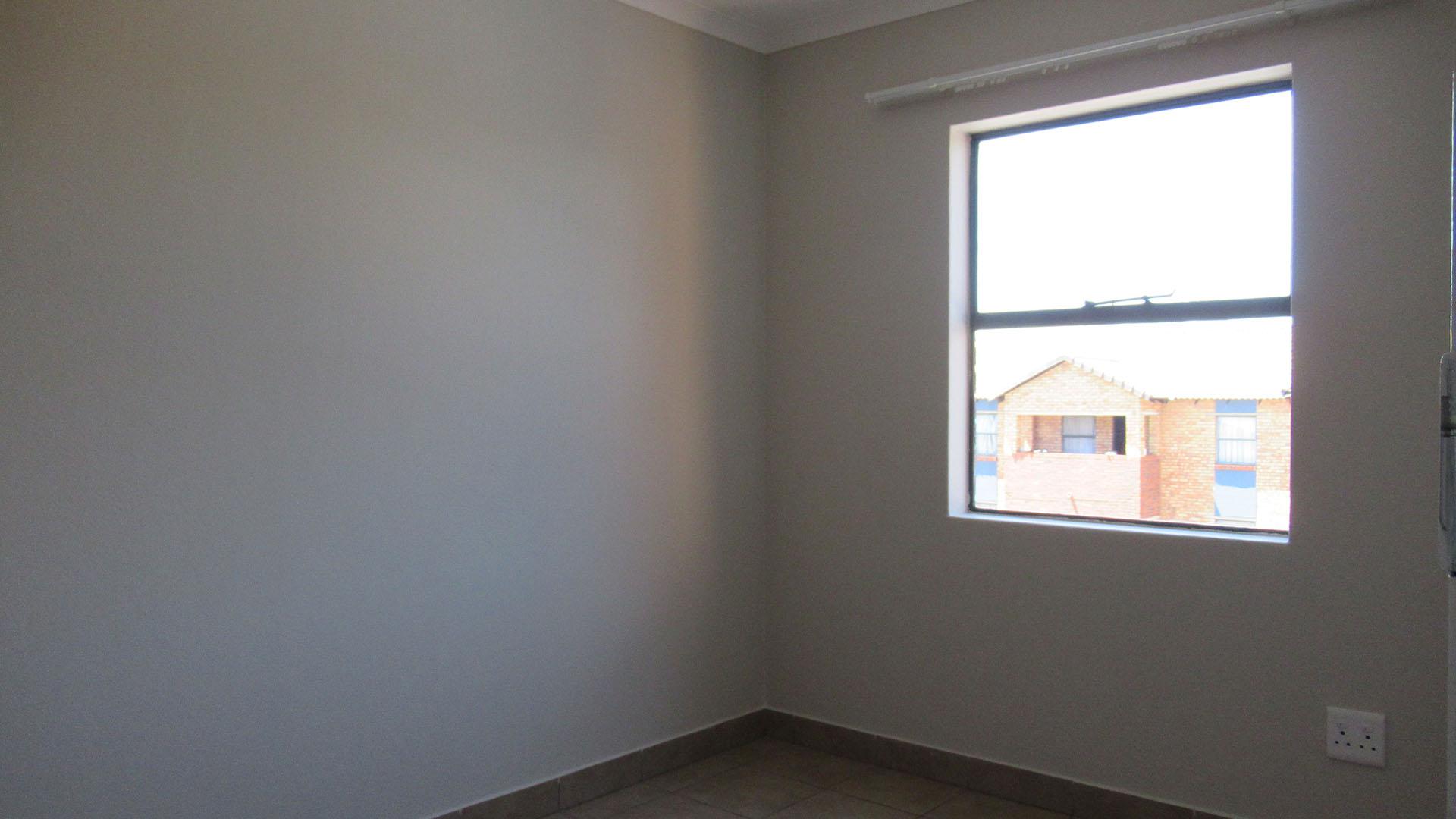 Bed Room 2 - 9 square meters of property in Alveda