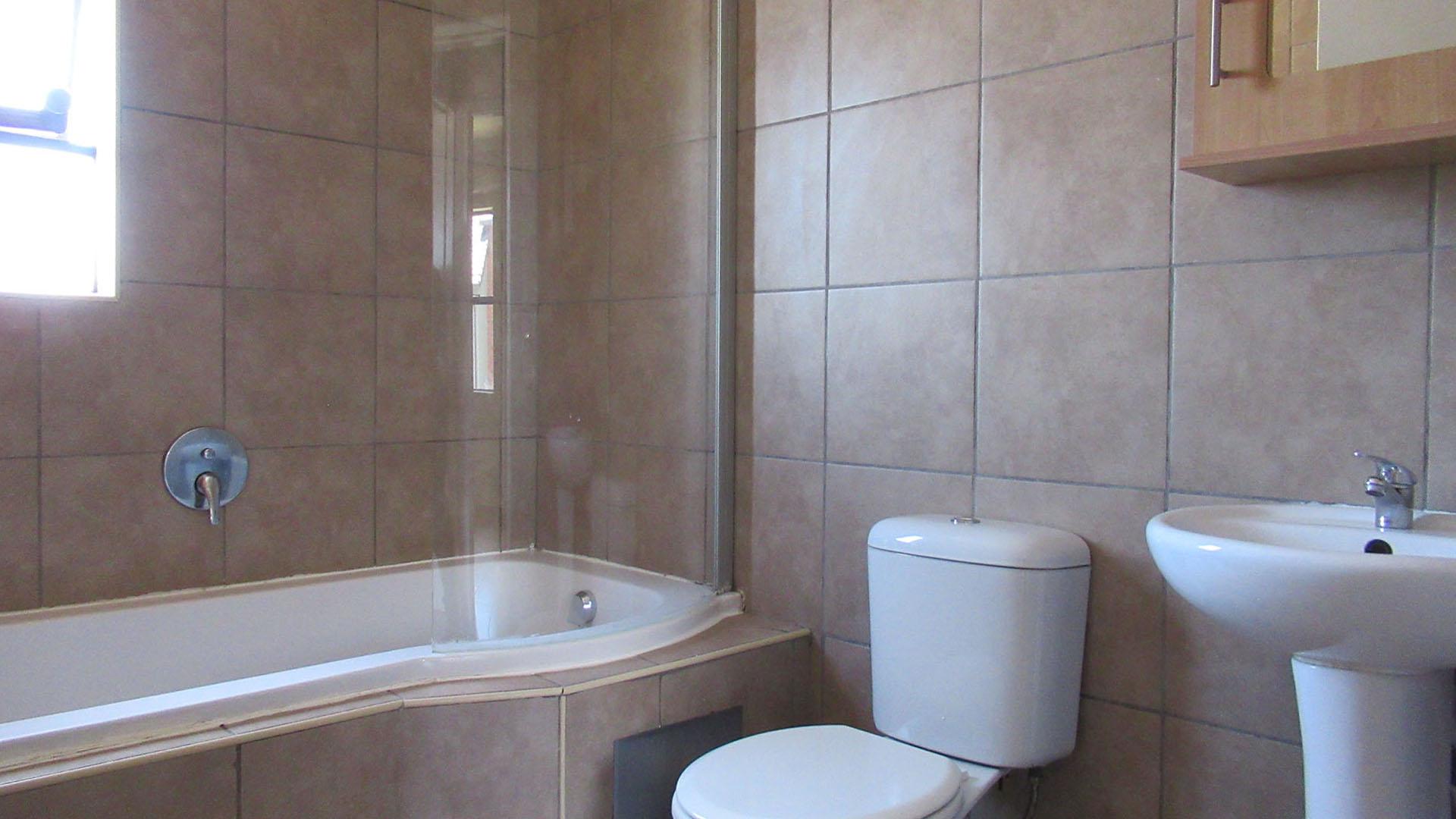 Bathroom 1 - 4 square meters of property in Alveda