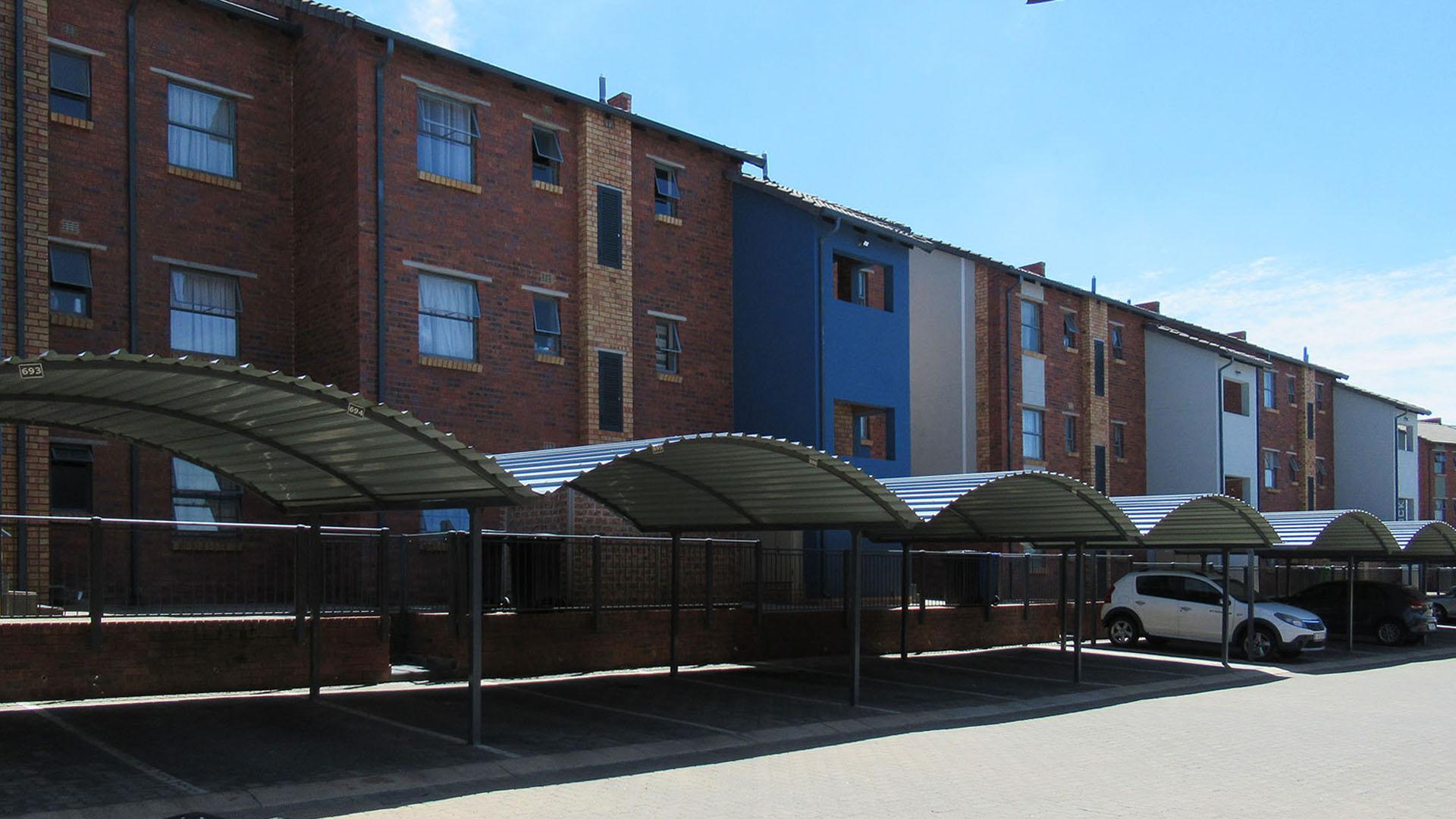 Front View of property in Alveda