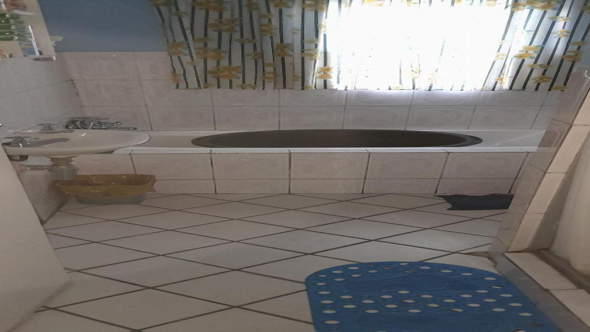 Bathroom 1 - 5 square meters of property in Delft South