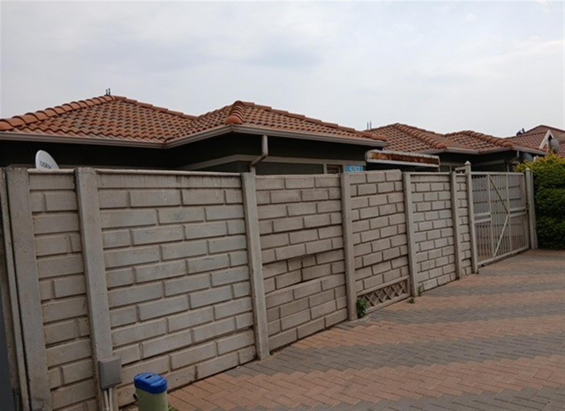 Front View of property in Albertsdal