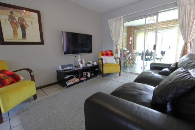 2 Bedroom Sectional Title for Sale For Sale in Die Hoewes - MR611485