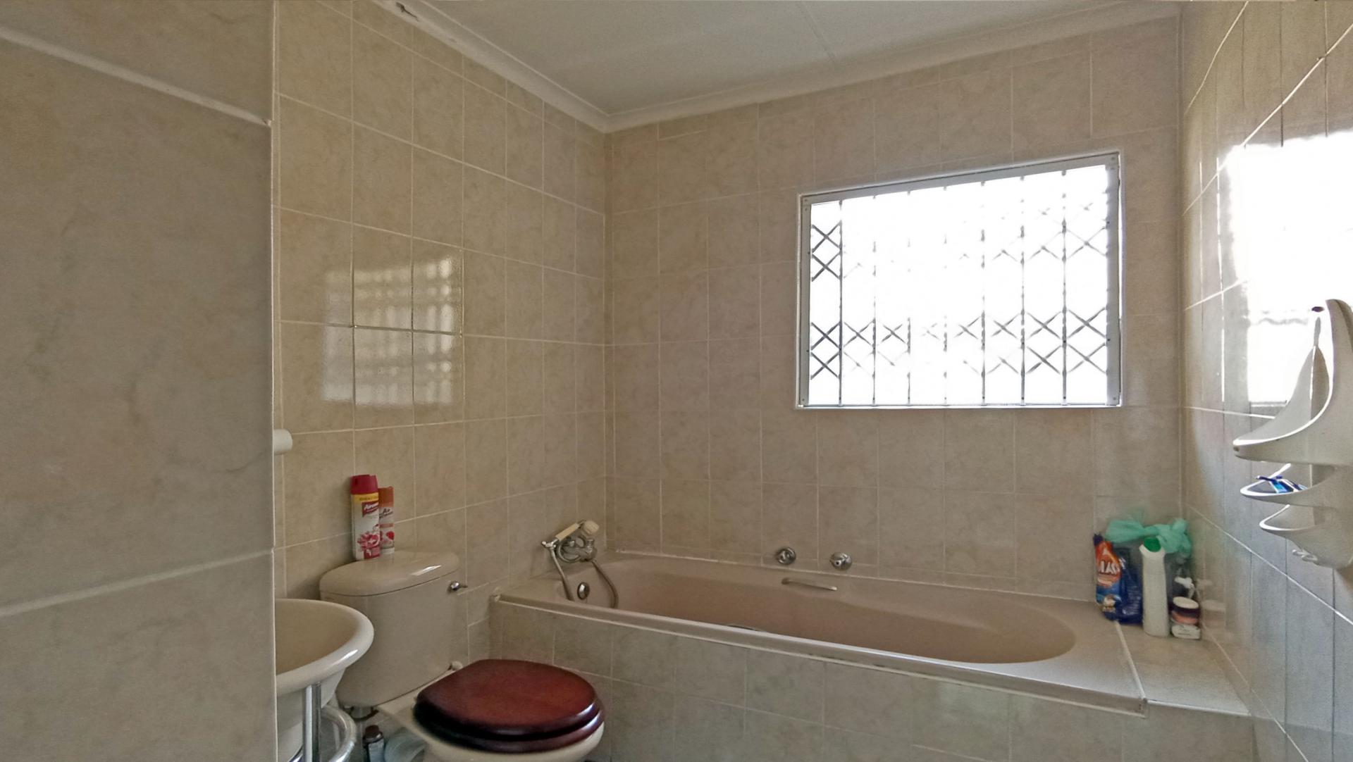 Main Bathroom - 6 square meters of property in Sandown