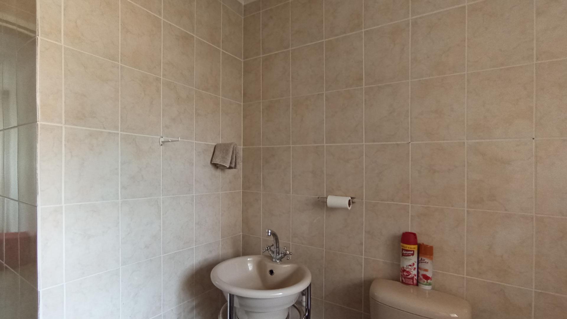 Main Bathroom - 6 square meters of property in Sandown