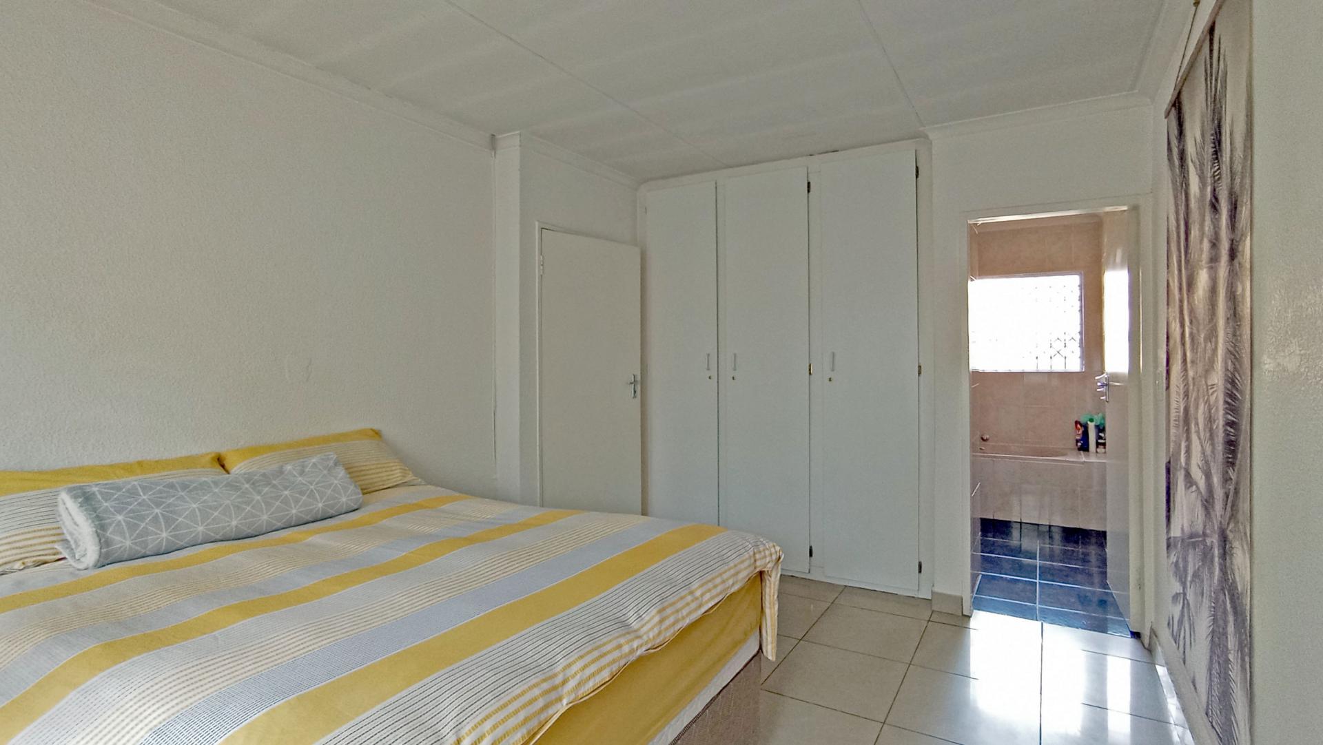 Main Bedroom - 16 square meters of property in Sandown